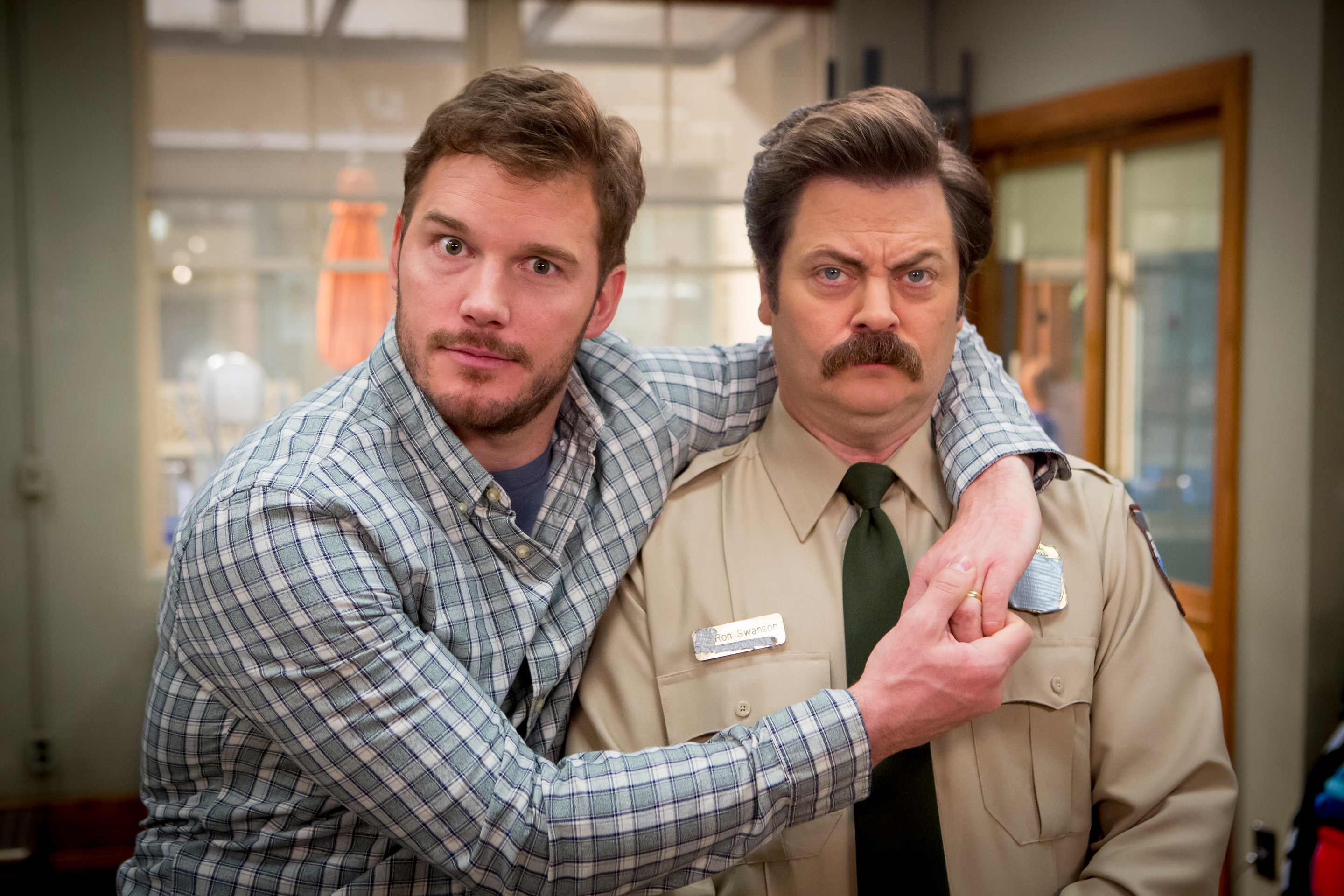 Parks and recreation. Рон Свонсон Энди. Рон Суонсон и Энди. Рон Пратт коллекционер. Все телепередачи наш идеальный дом Великобритания Энди и Зстер.