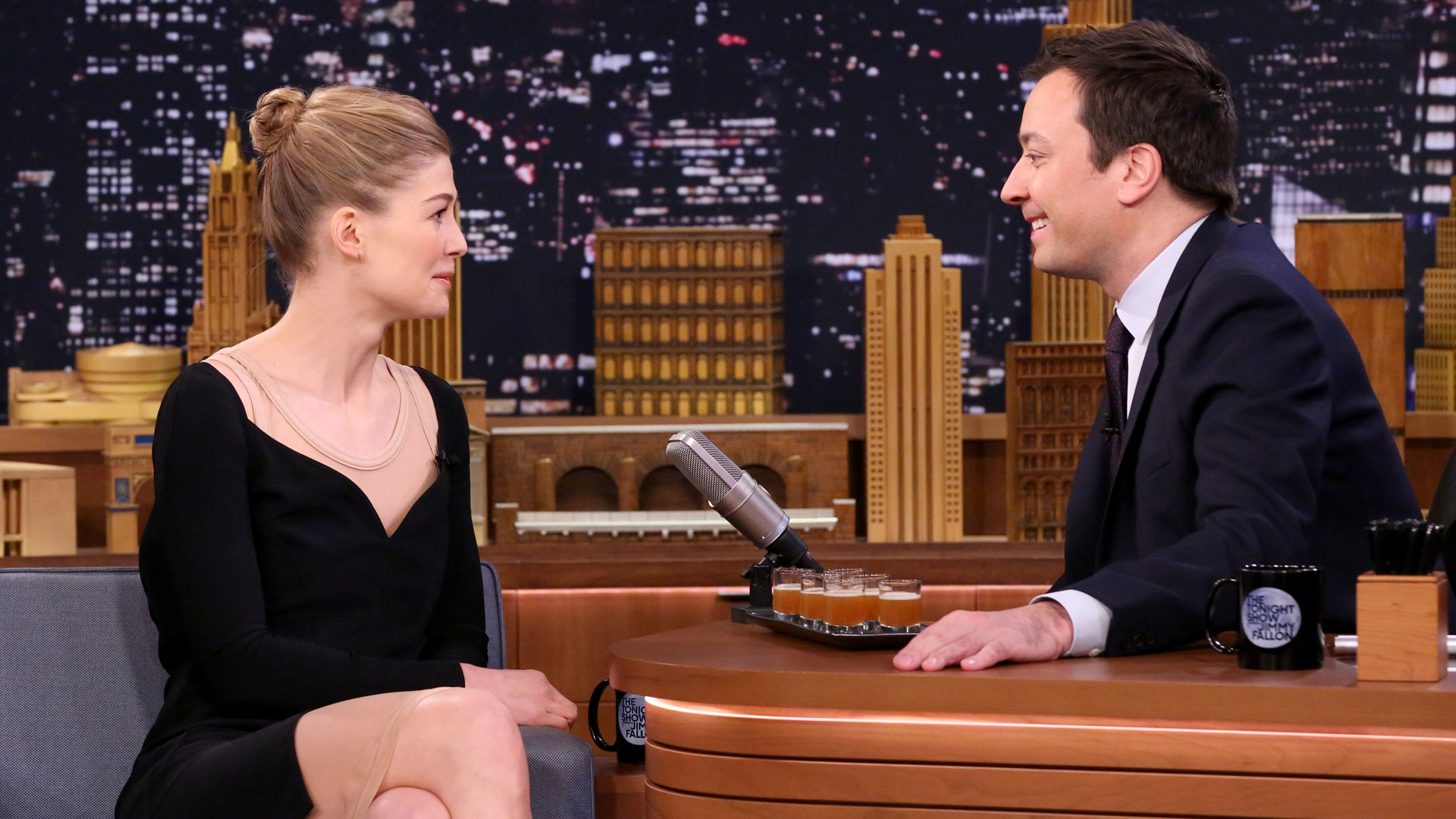 Rosamund Pike <b>Jimmy</b> <b>Fallon</b> Top Sellers www.camera-rental-thailand.com.