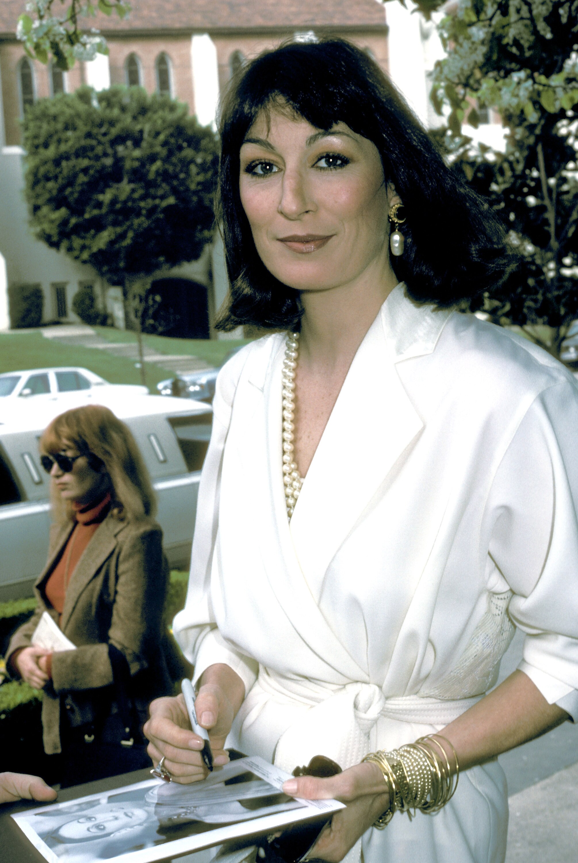 Smash All About Anjelica Huston Photo 957106