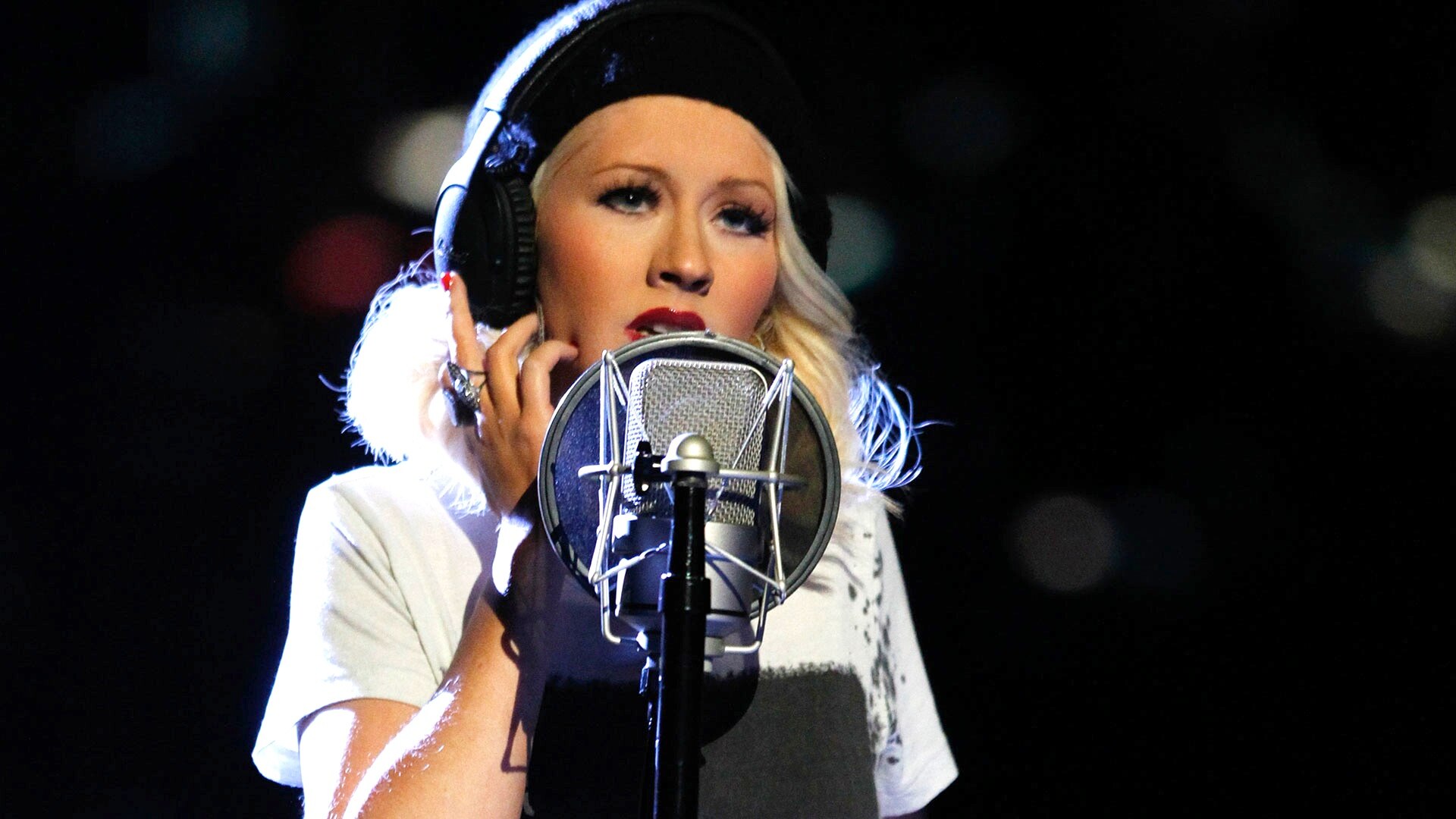 Агилера something. Агилера Снегурочка. Christina Aguilera the Voice within. Voiceh eruzelskipreident.