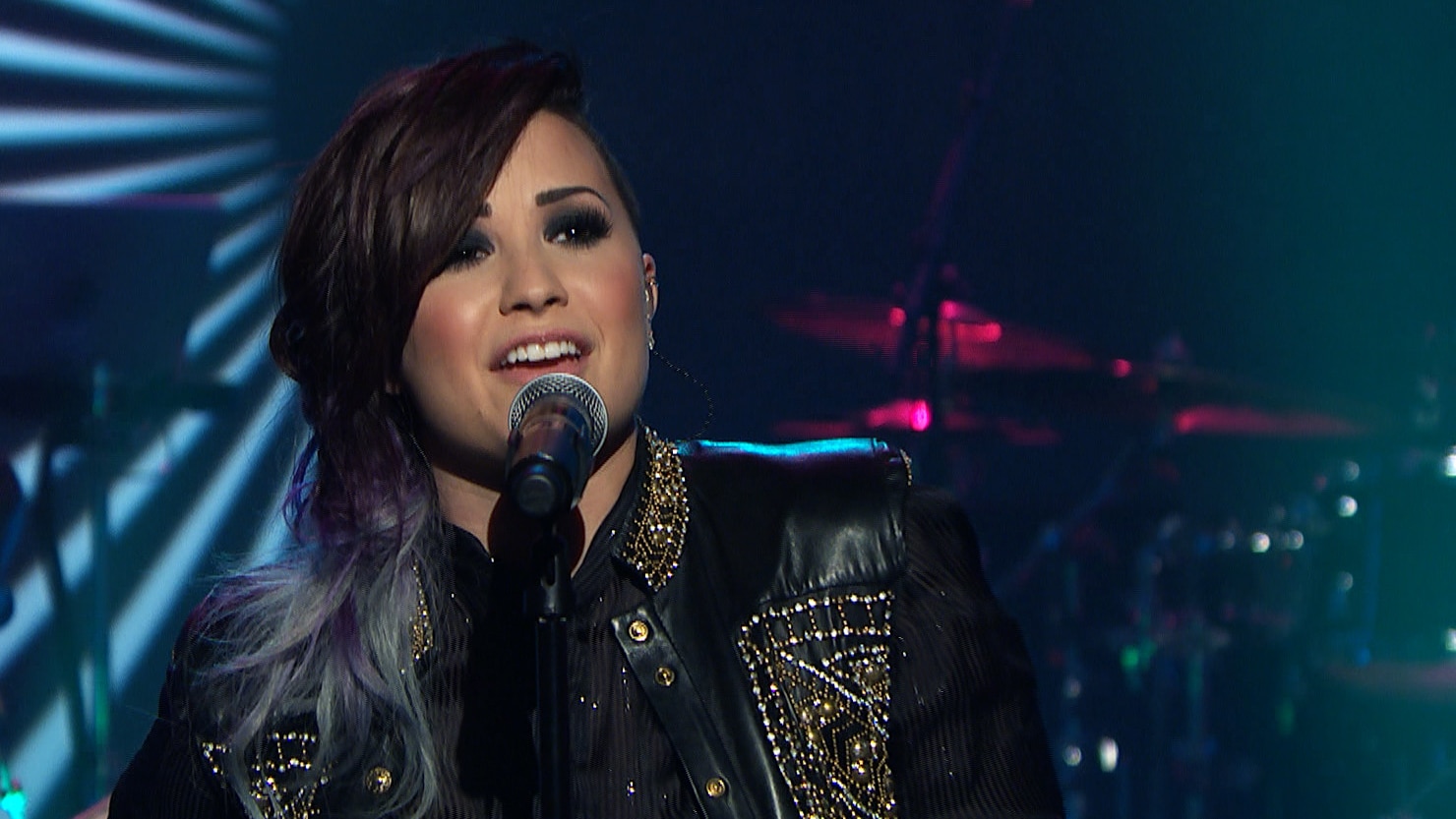 Watch Late Night With Seth Meyers Highlight Demi Lovato Performance Really Don T Care