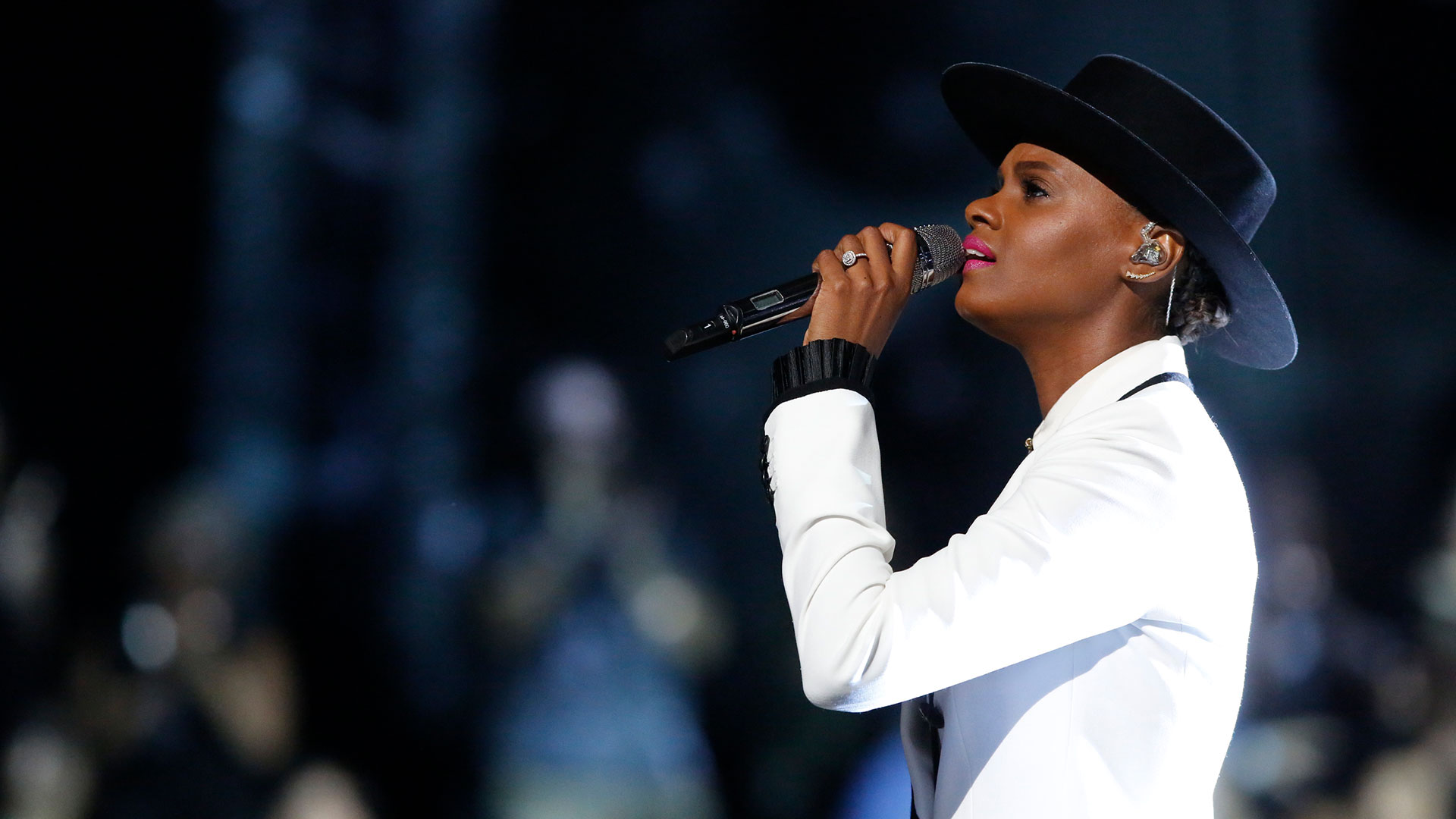 Watch The Voice Highlight Vanessa Ferguson "Diamonds"