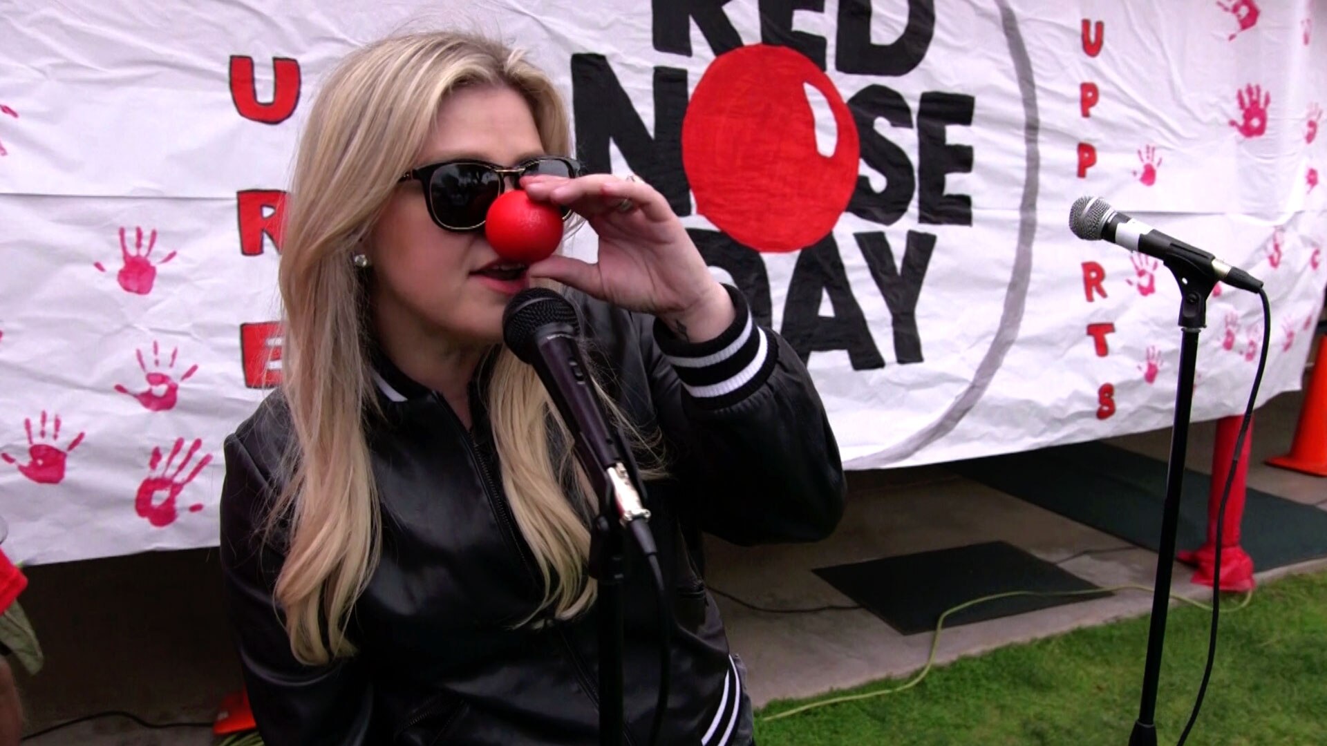 Watch The Red Nose Day Special Highlight Kelly Clarkson Visits a School