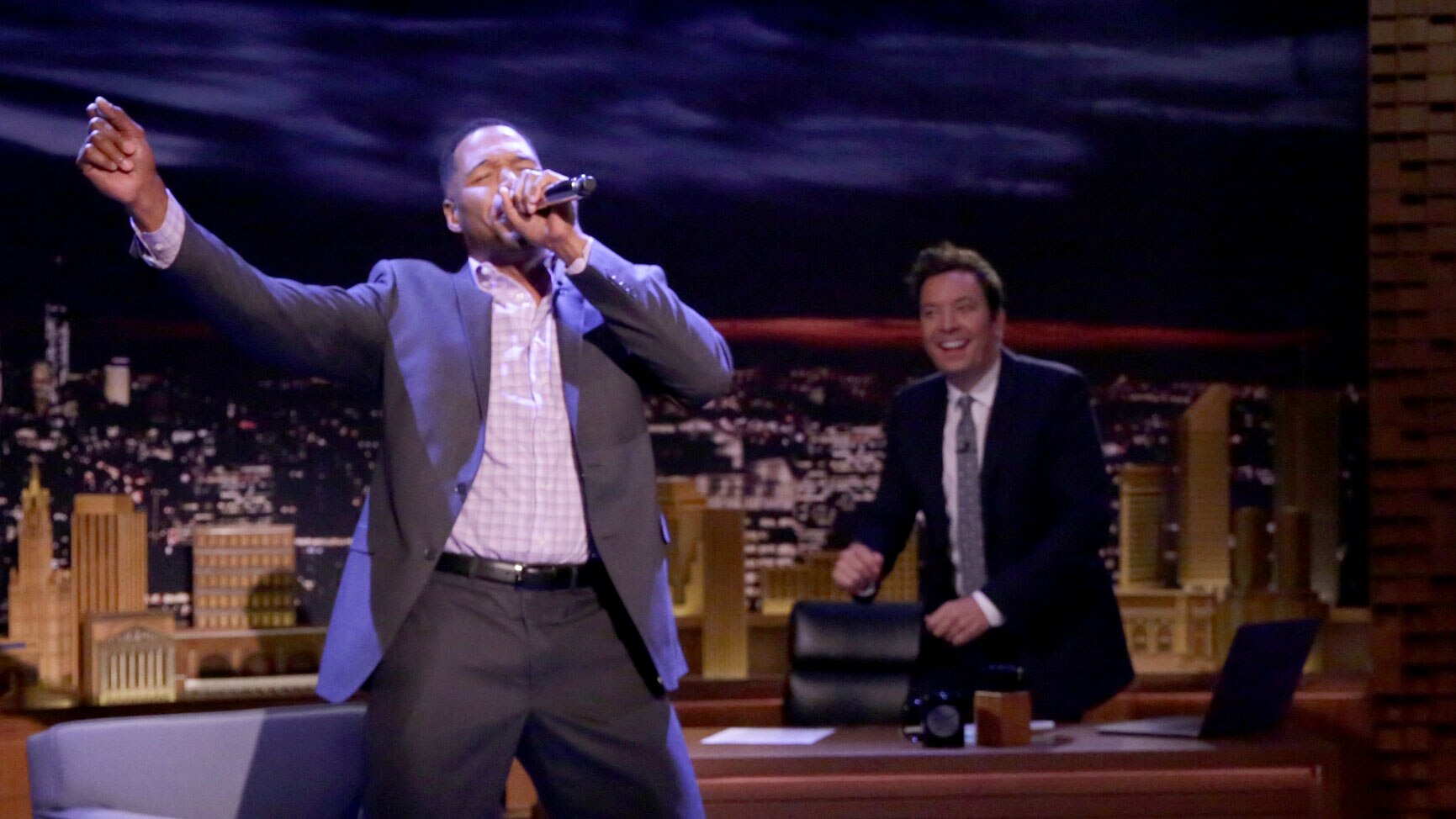 Watch The Tonight Show Starring Jimmy Fallon Interview Michael Strahan Performs New Editions 