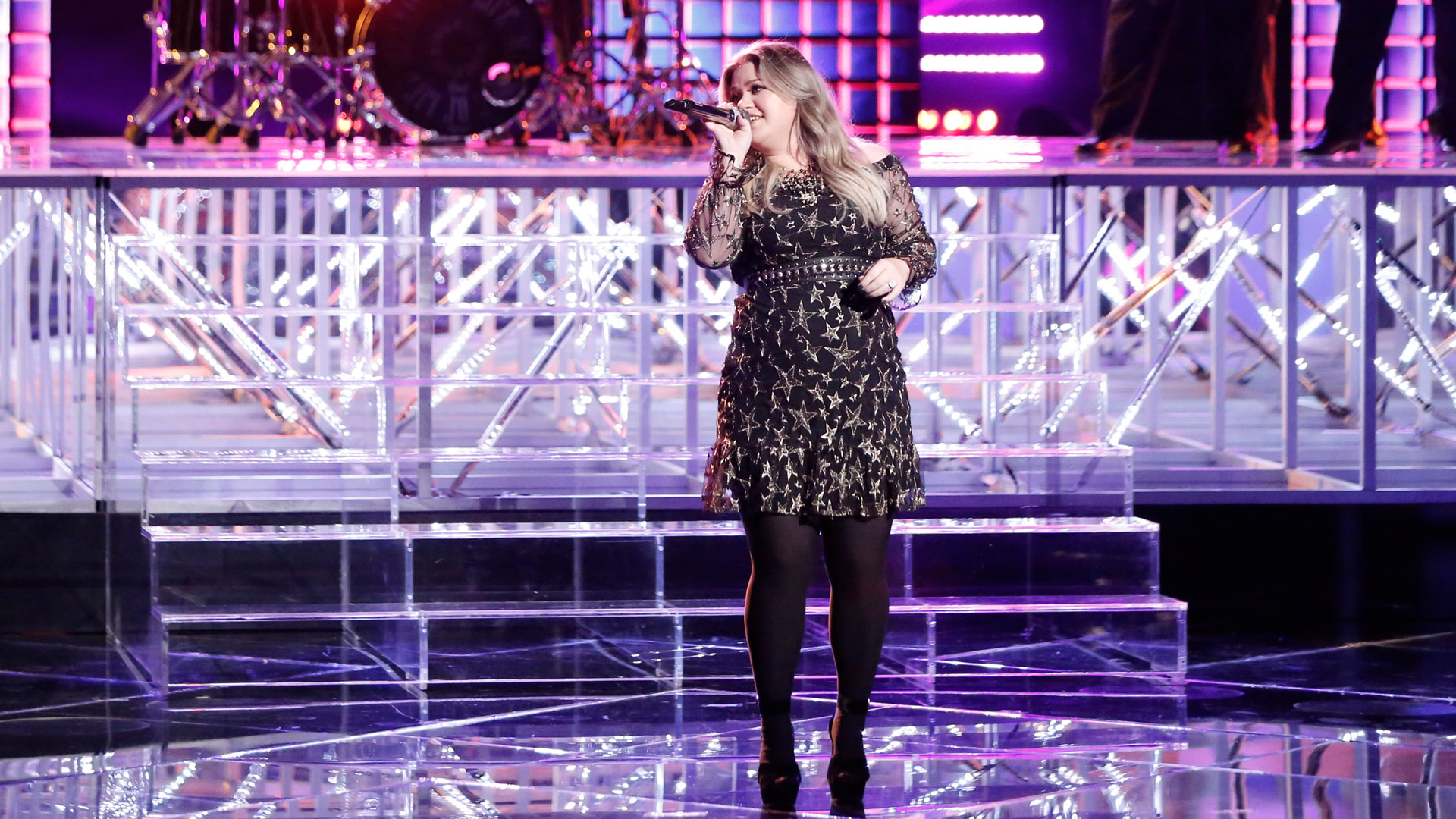 Watch The Voice Highlight Kelly Clarkson "Medicine"