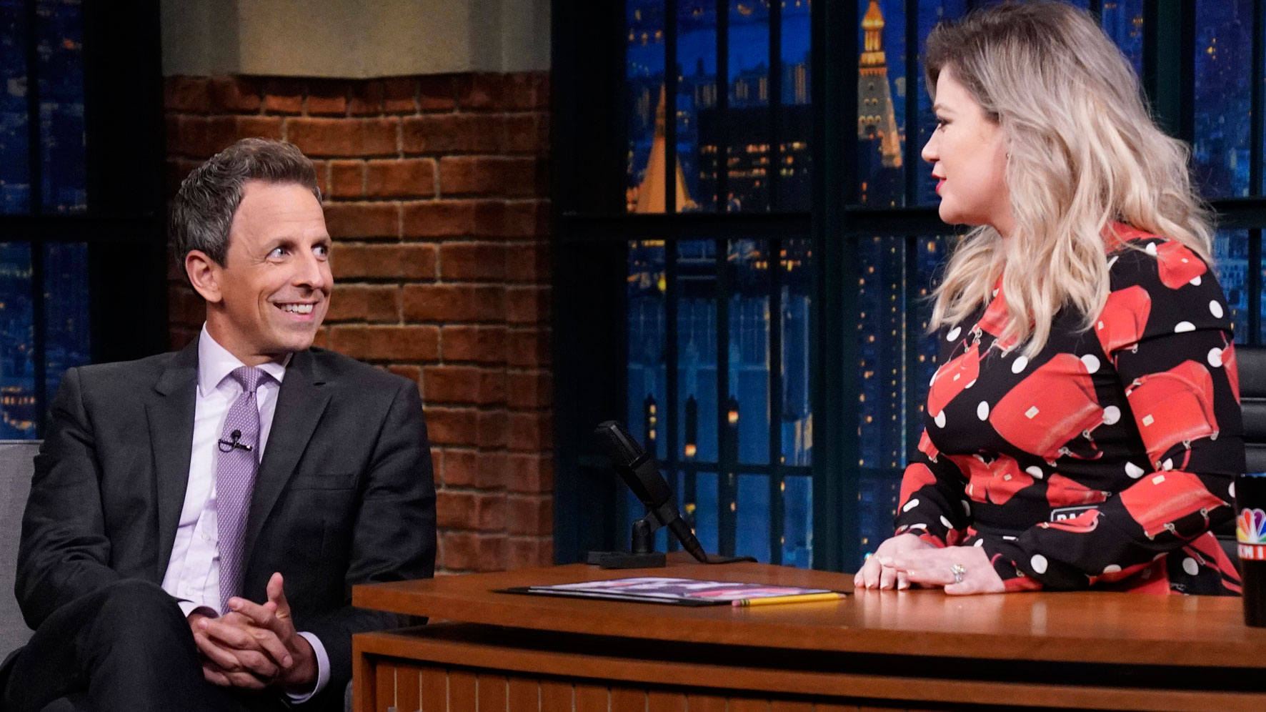 Watch Late Night With Seth Meyers Interview Kelly Clarkson Interviews Seth To Practice For Her