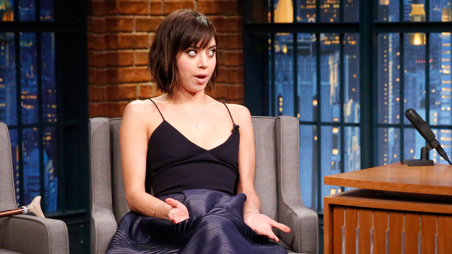 Watch Late Night With Seth Meyers Interview How Aubrey Plaza Tore Her 7232