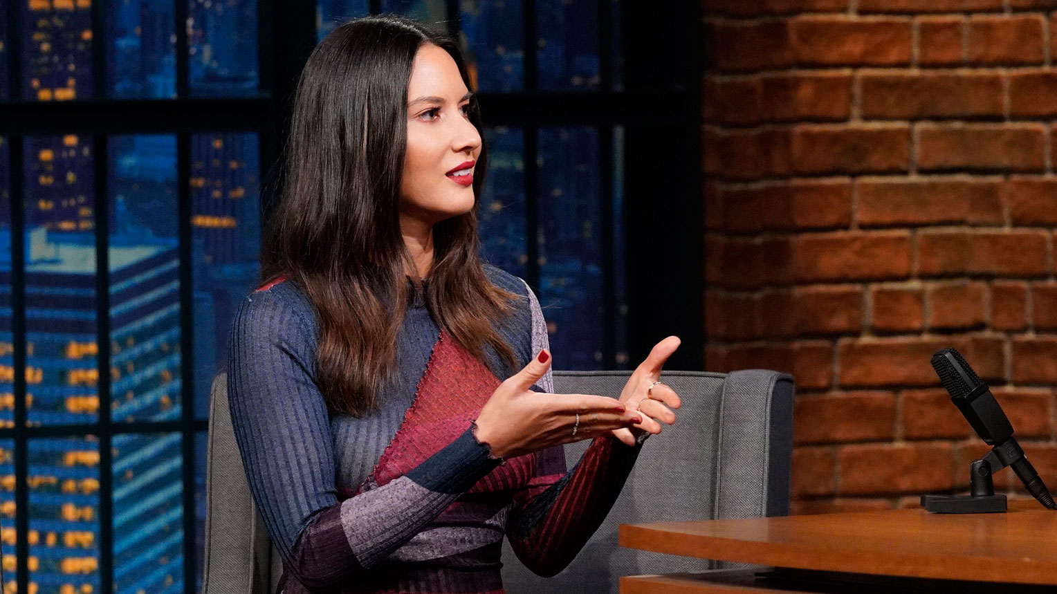 Olivia Munn Does An Impression Of Seths Dog - 