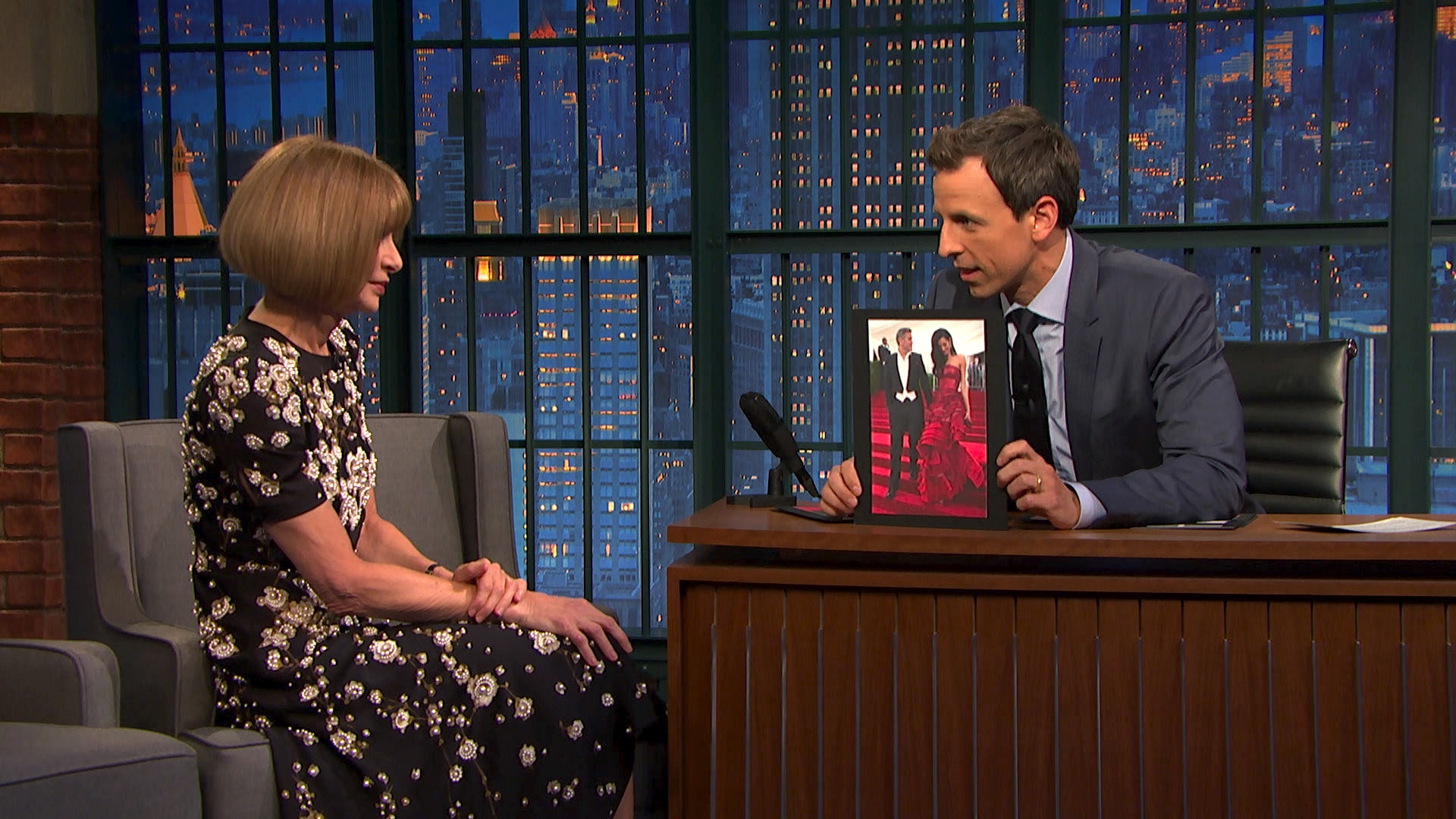 Watch Late Night with Seth Meyers Interview Anna Wintour Critiques Met