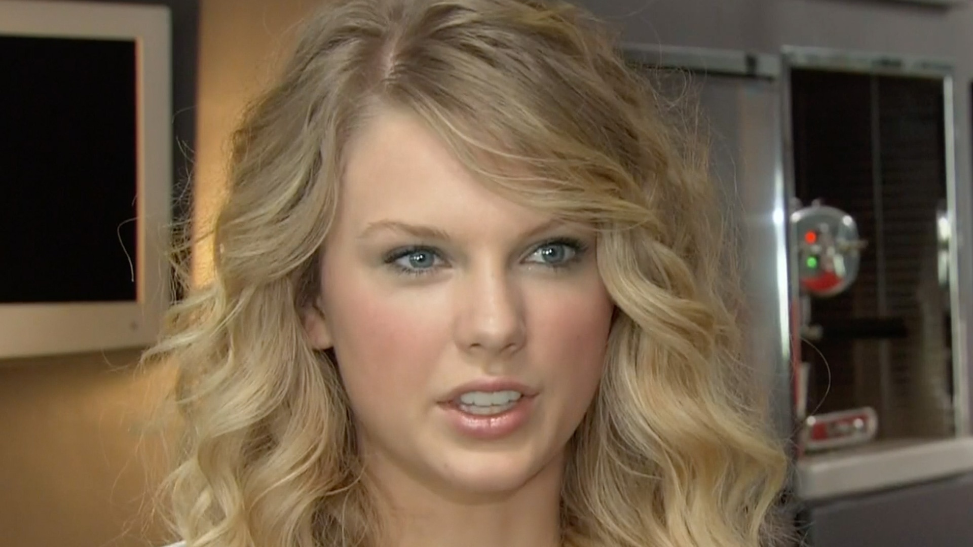 Watch Access Interview Look Back At Taylor Swifts Early Years In The Spotlight 