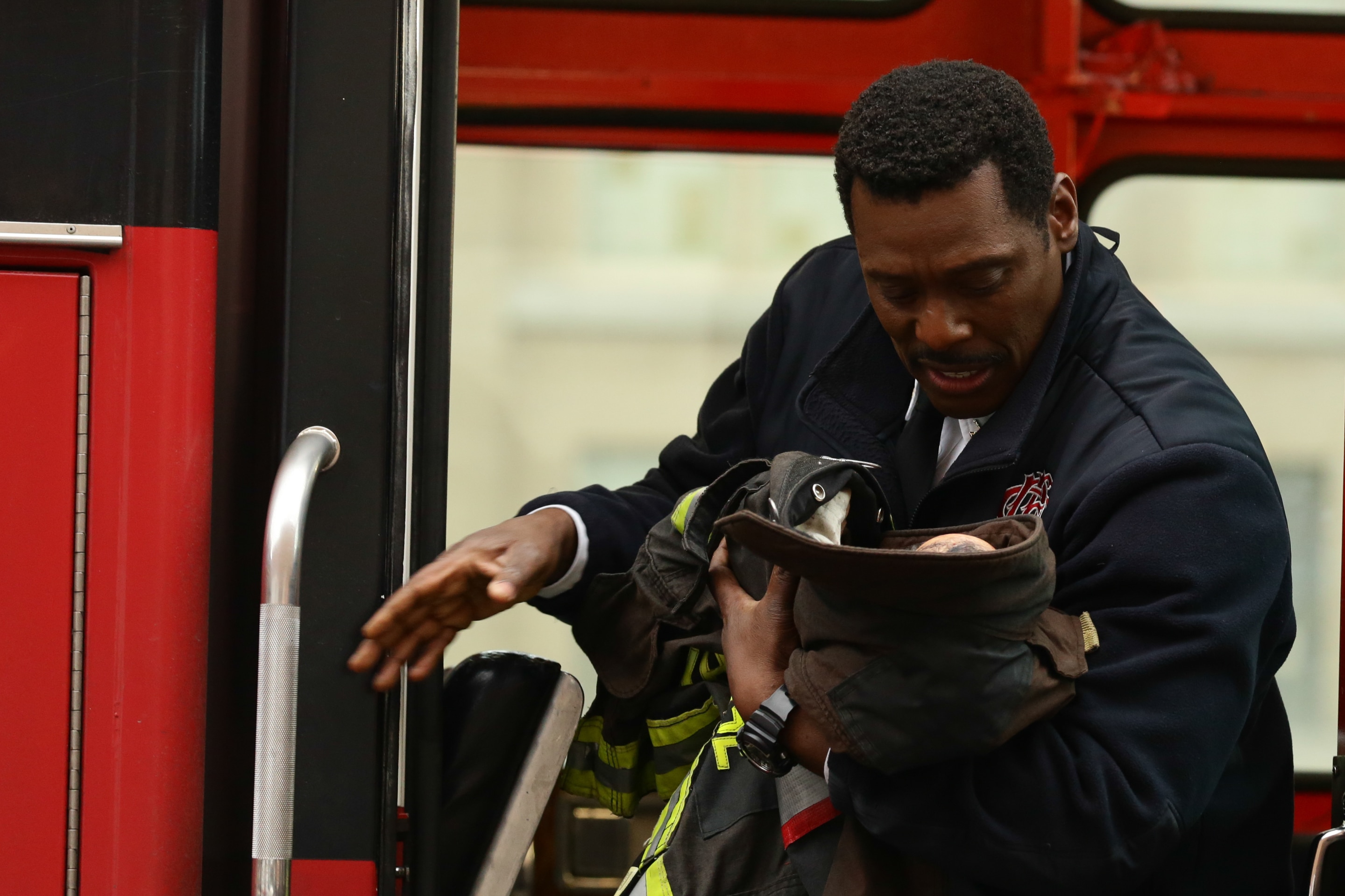 Chicago Fire Saison 1 Episode 23 Chicago Fire: Santa Bites Photo: 2084591 - NBC.com