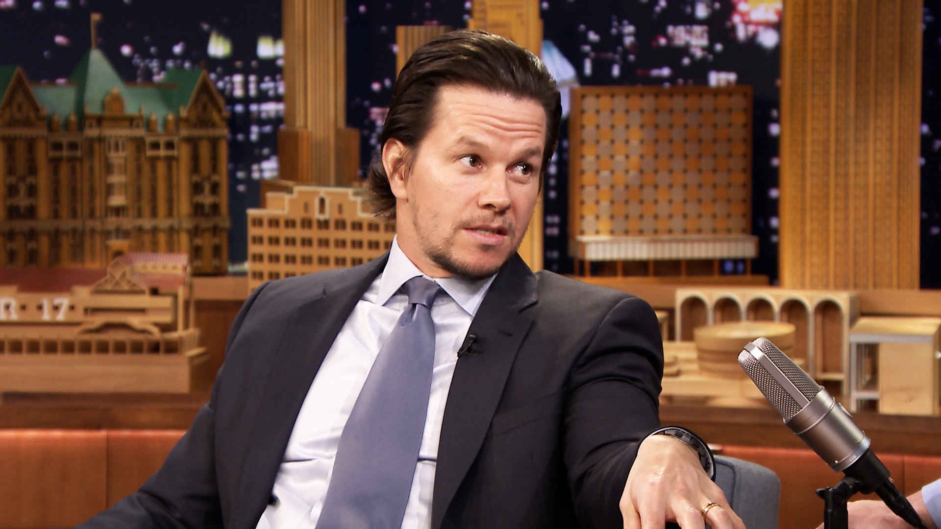 Watch The Tonight Show Starring Jimmy Fallon Interview Mark Wahlberg Won An Epic Blackjack Hand 8370