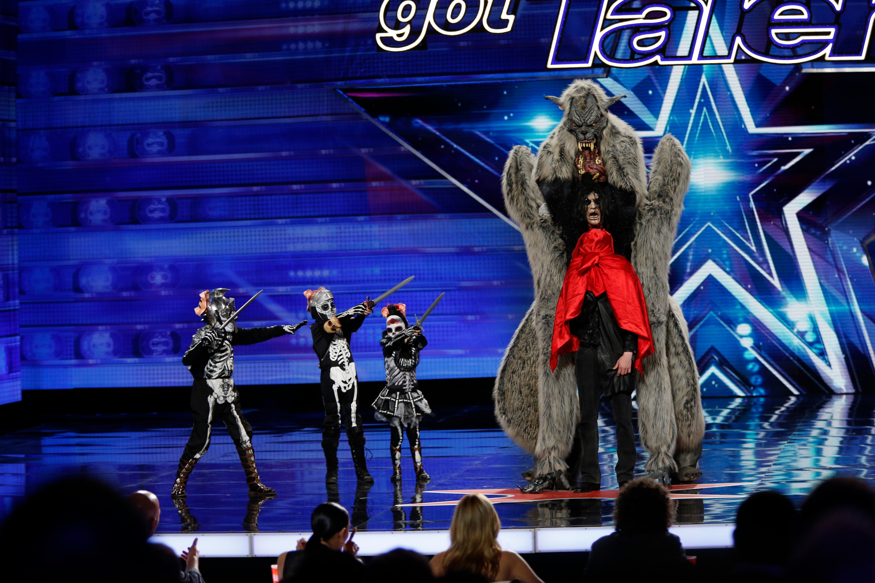 Старики на шоу талантов. Костюм для шоу талантов. Шоу талантов перевоплощение человека в животное разоблачение. Шоу талант фокусник. Шоу талантов перевоплощение человека в животное разоблачение.