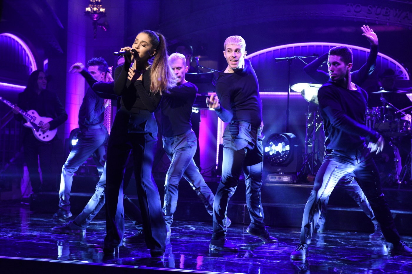 Город 52 песня. Ariana grande SNL. Saturday Night Live 22 Oct 2016.