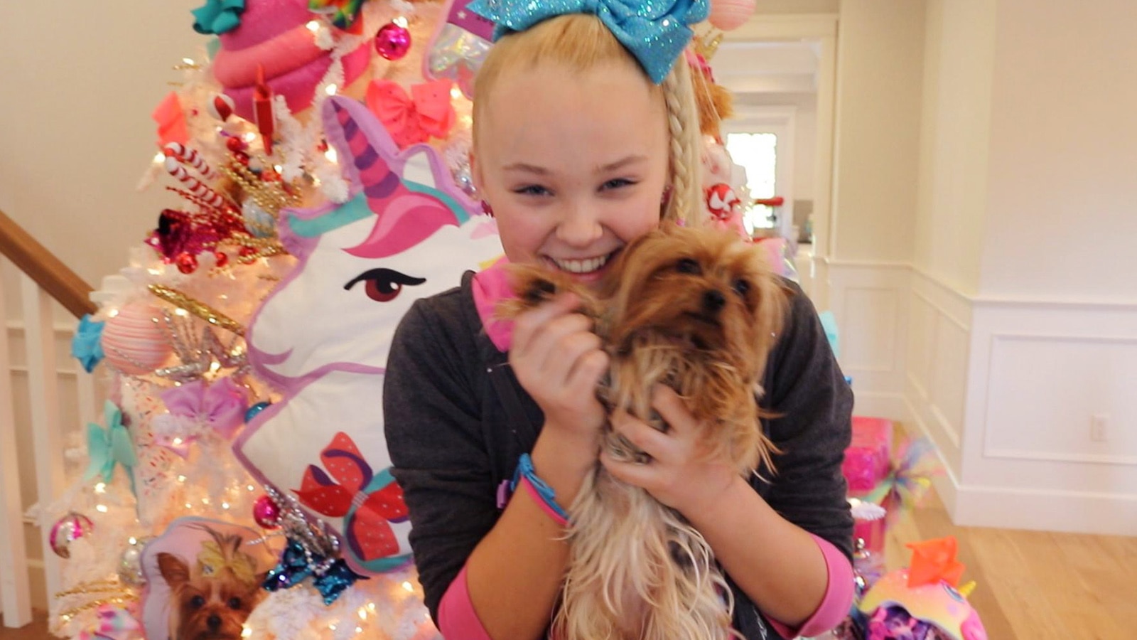 Watch Access Hollywood Interview: JoJo Siwa's Festive Holiday Home Tour! - NBC.com