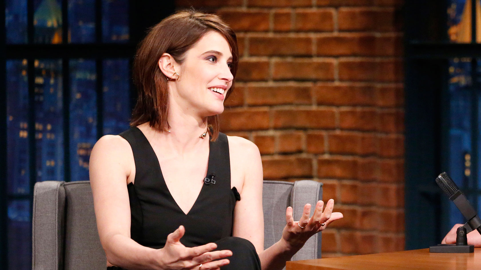 Watch Late Night With Seth Meyers Interview Cobie Smulders Uses Fans