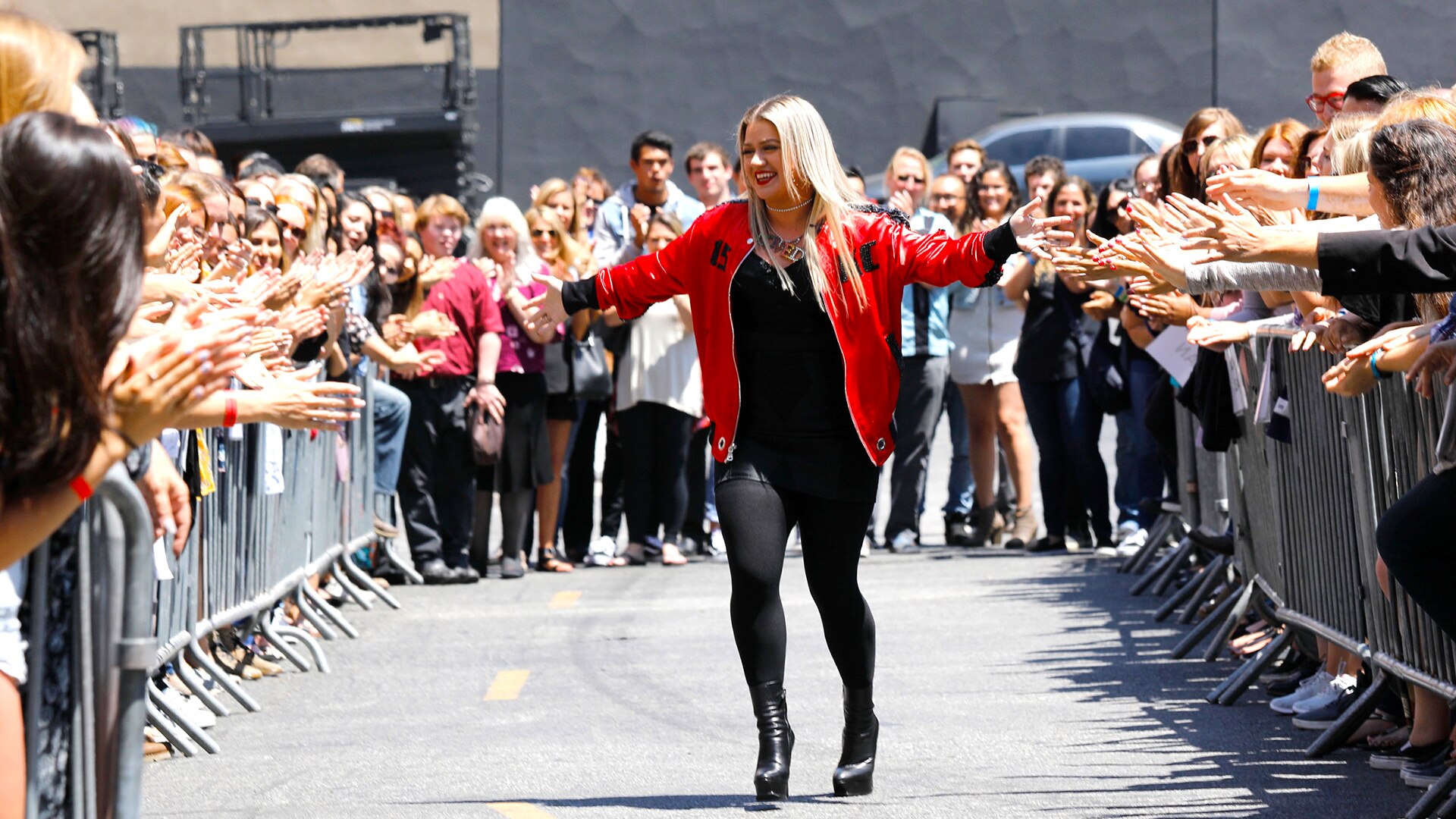 Watch The Voice Web Exclusive: Outtakes: Kelly Clarkson Reacts to