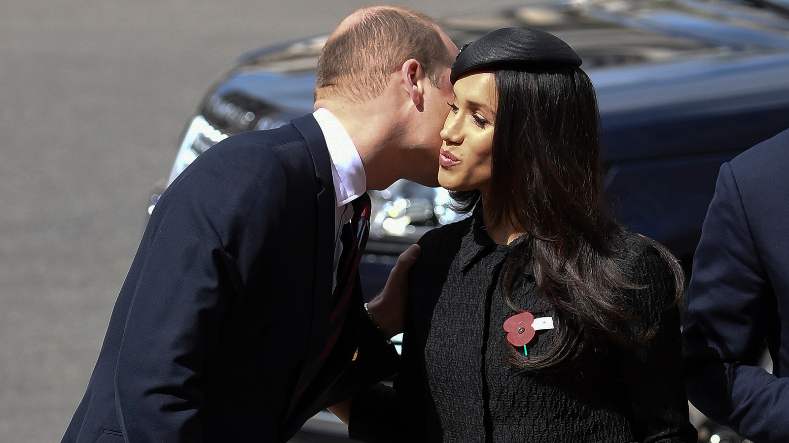 Watch Access Hollywood Interview Meghan Markle And Prince William Share A Sweet Kiss 