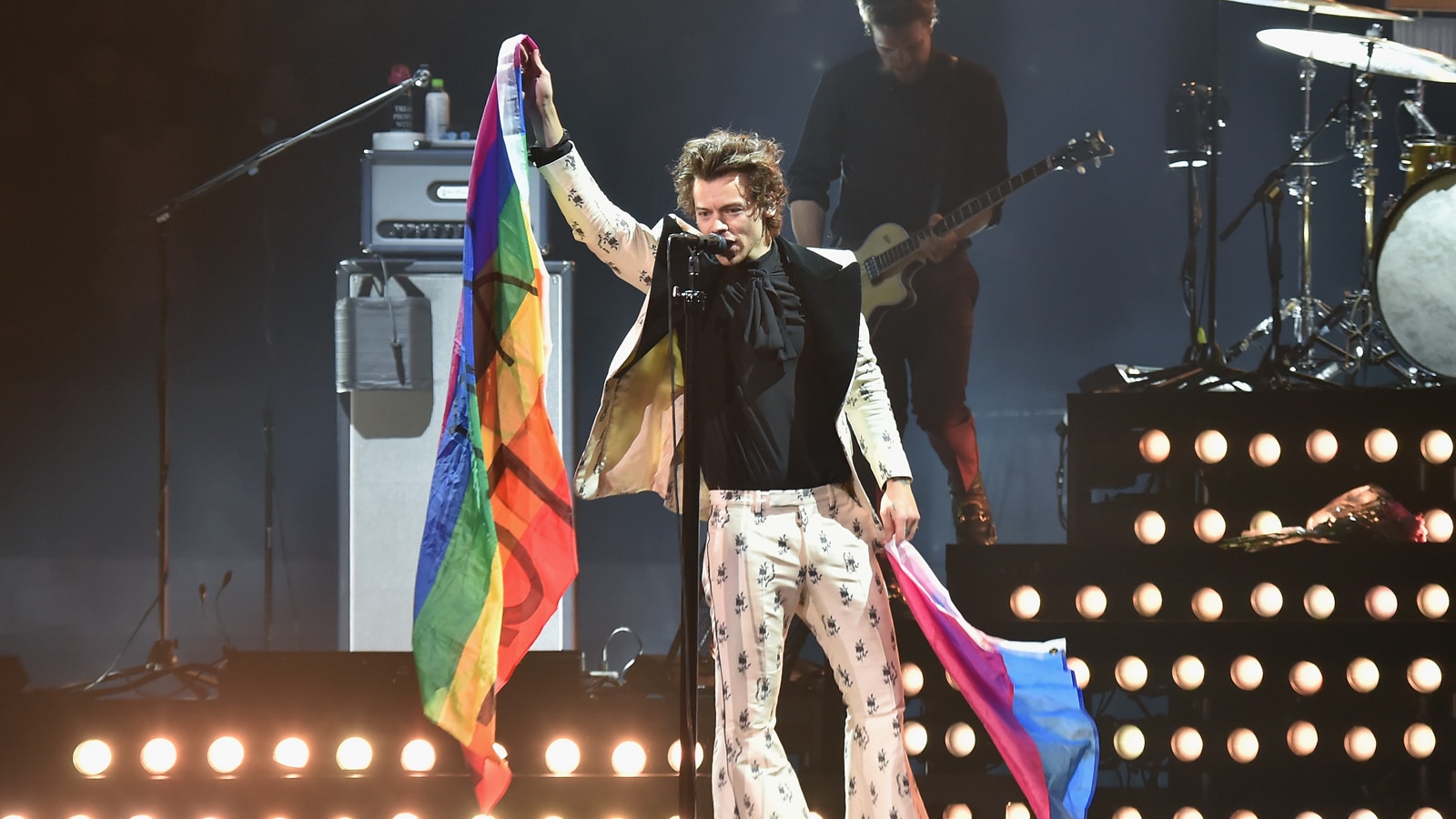 Watch Access Hollywood Interview Harry Styles Interrupts His Concert