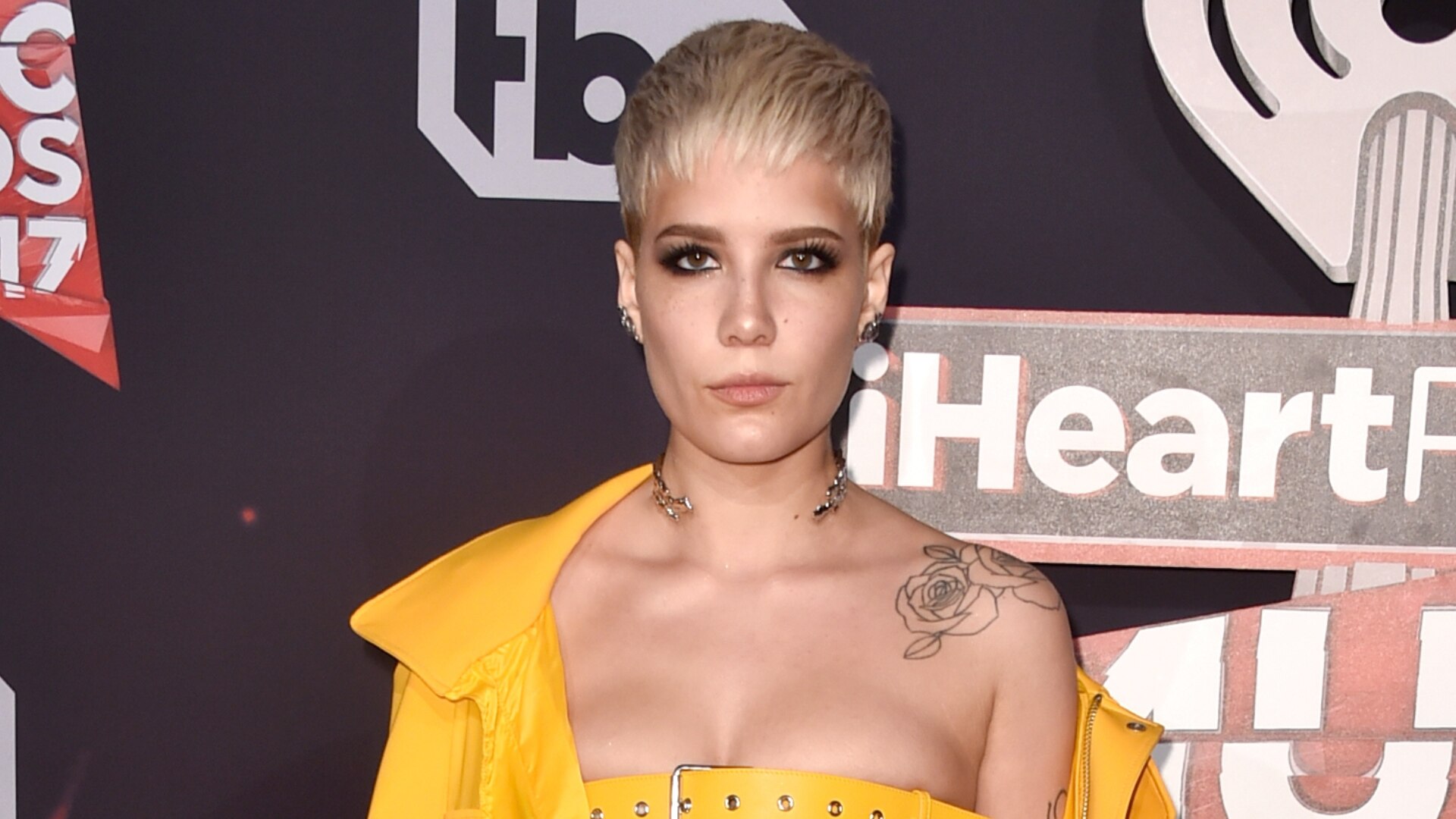 Halsey experiment. Halsey. Halsey с короткими волосами. Холзи вырез. Холзи заставка.
