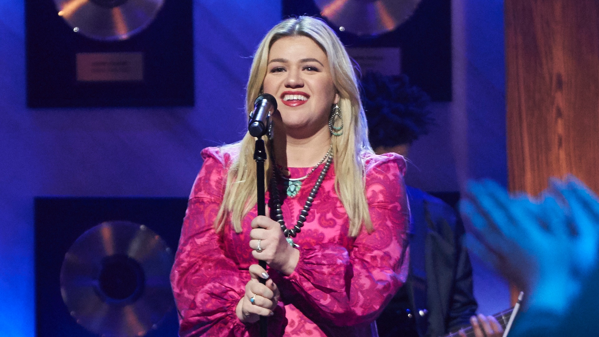 Watch The Kelly Clarkson Show Highlight Better Now Post Malone Cover By Kelly Clarkson Kellyoke Kellyclarksonshow Com Ur not post malone he scamin ppl. better now post malone cover by kelly clarkson kellyoke