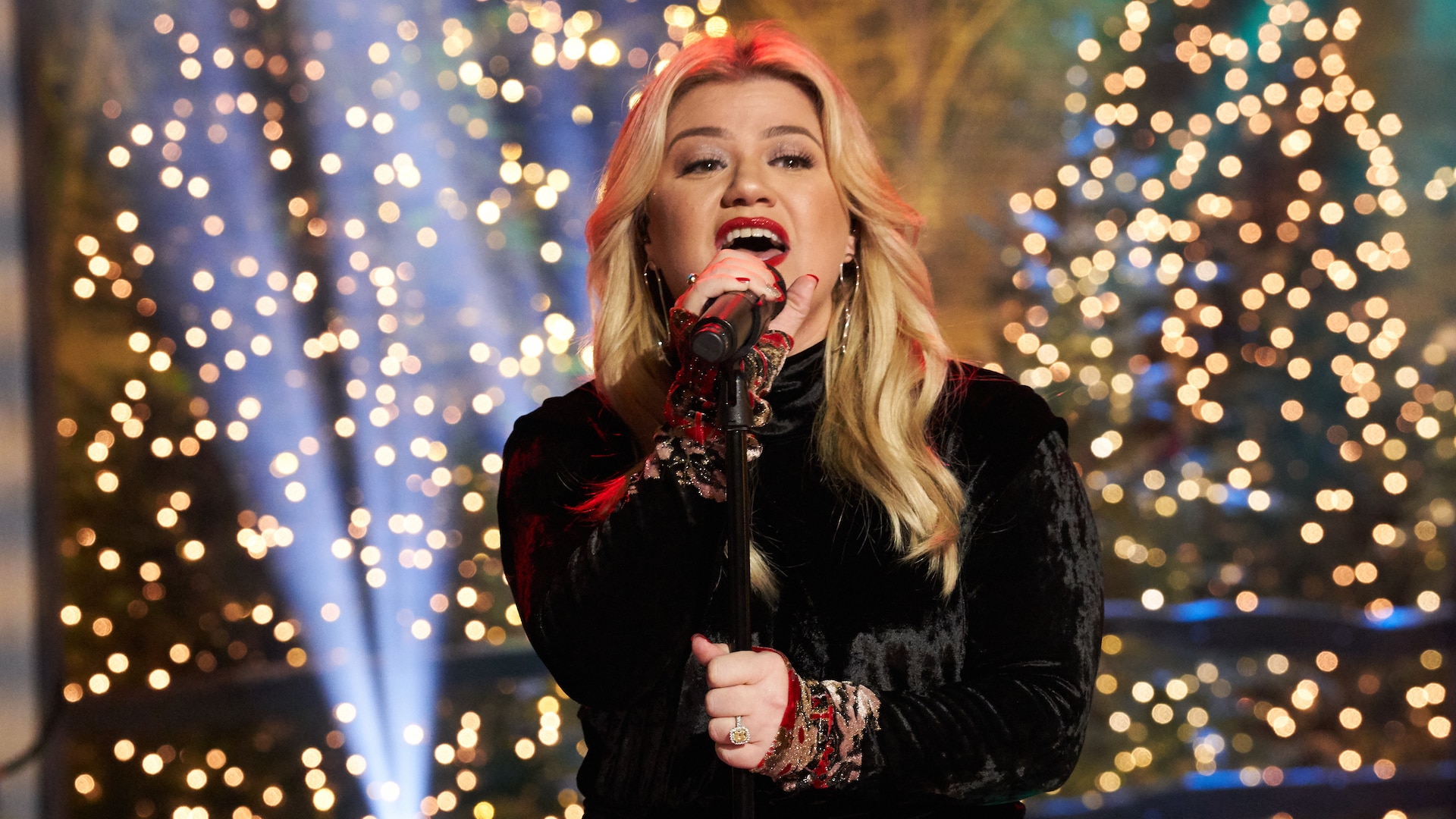 Watch The Kelly Clarkson Show Highlight Kelly Performs Her Christmas