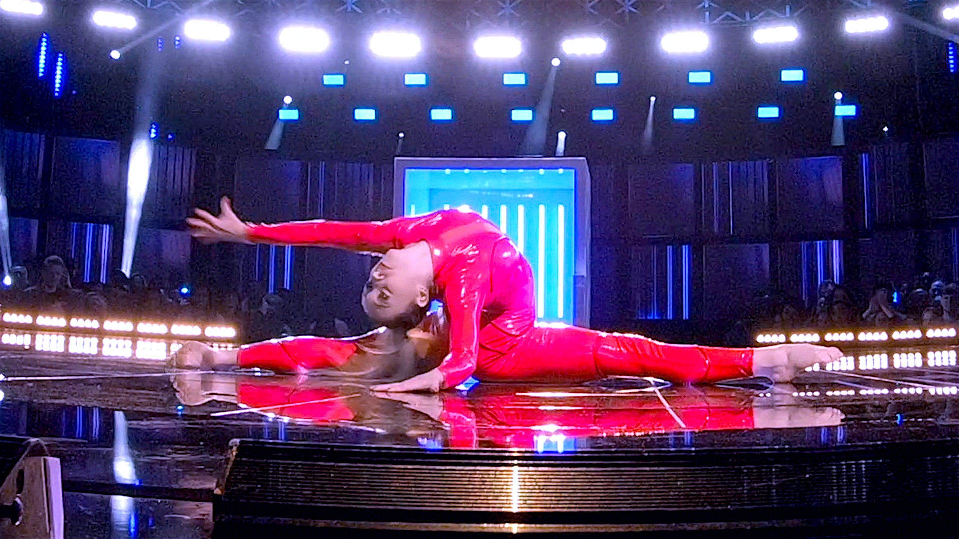 Dancing fronts. В мире танца. Стивен Брайер танец. Железо танцует. Ворлд оф дэнс