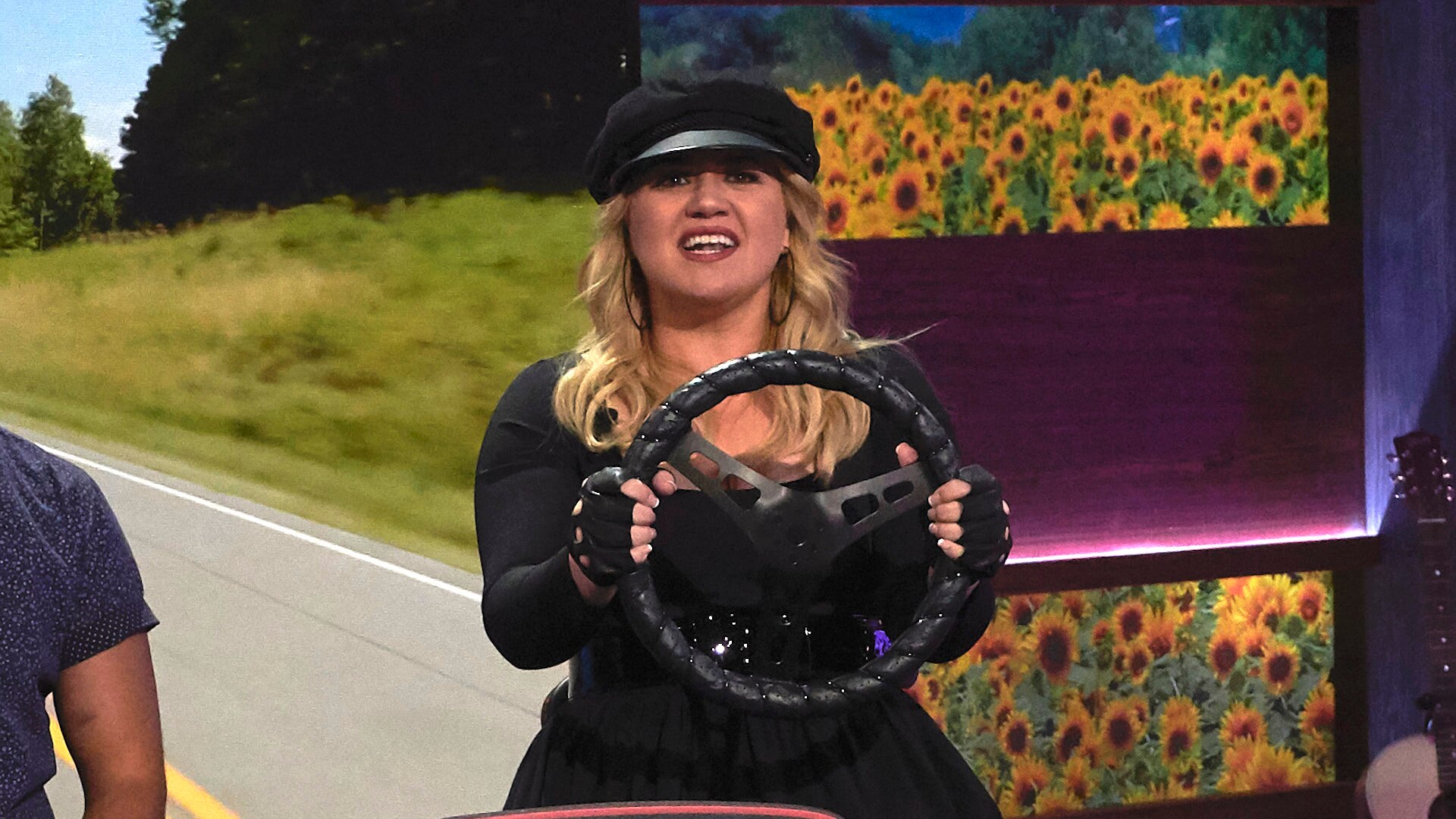 Watch The Kelly Clarkson Show Highlight Jennifer Garner And Kelly Play