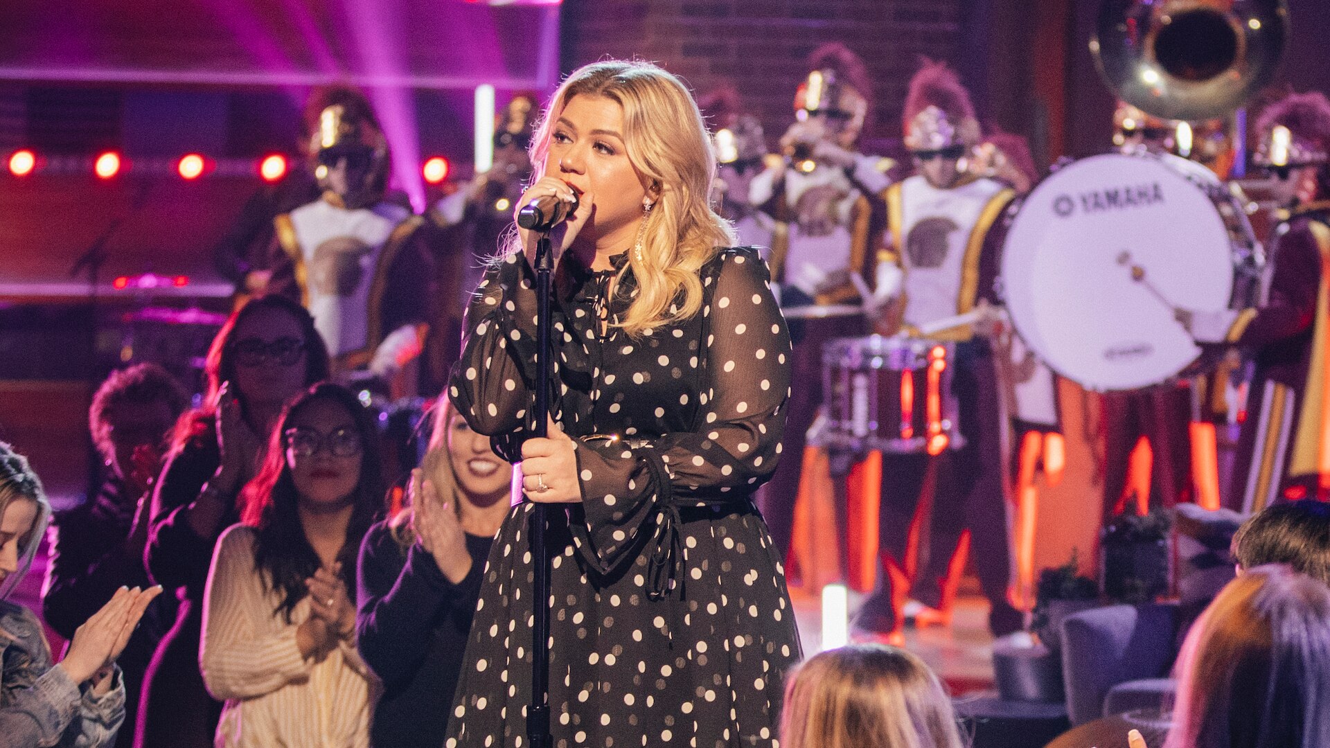 Watch The Kelly Clarkson Show Highlight: Seven Nation Army ...