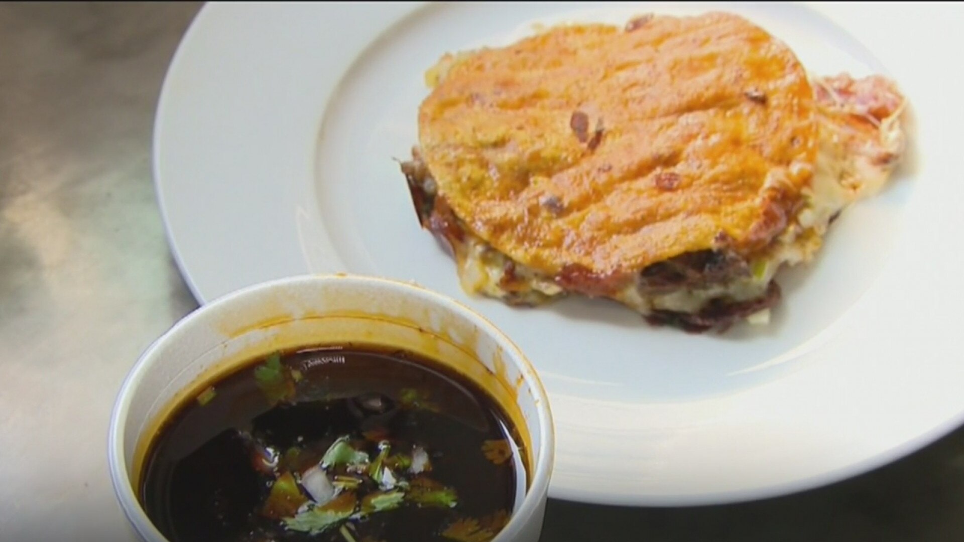 Watch Noticias Telemundo Highlight Las 'quesabirrias', unas originales y deliciosas quesadillas