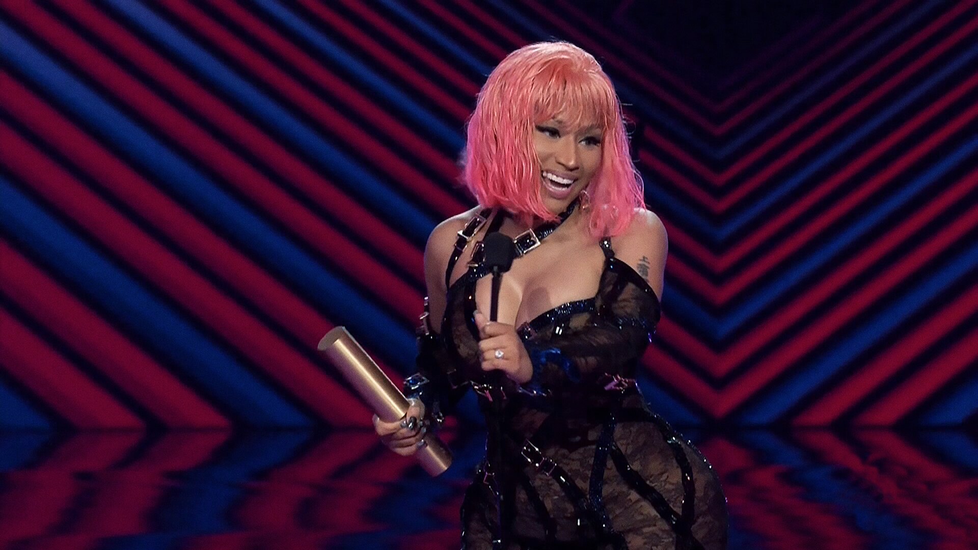 Watch E! People's Choice Awards Highlight Nicki Minaj Calls Out Kim K