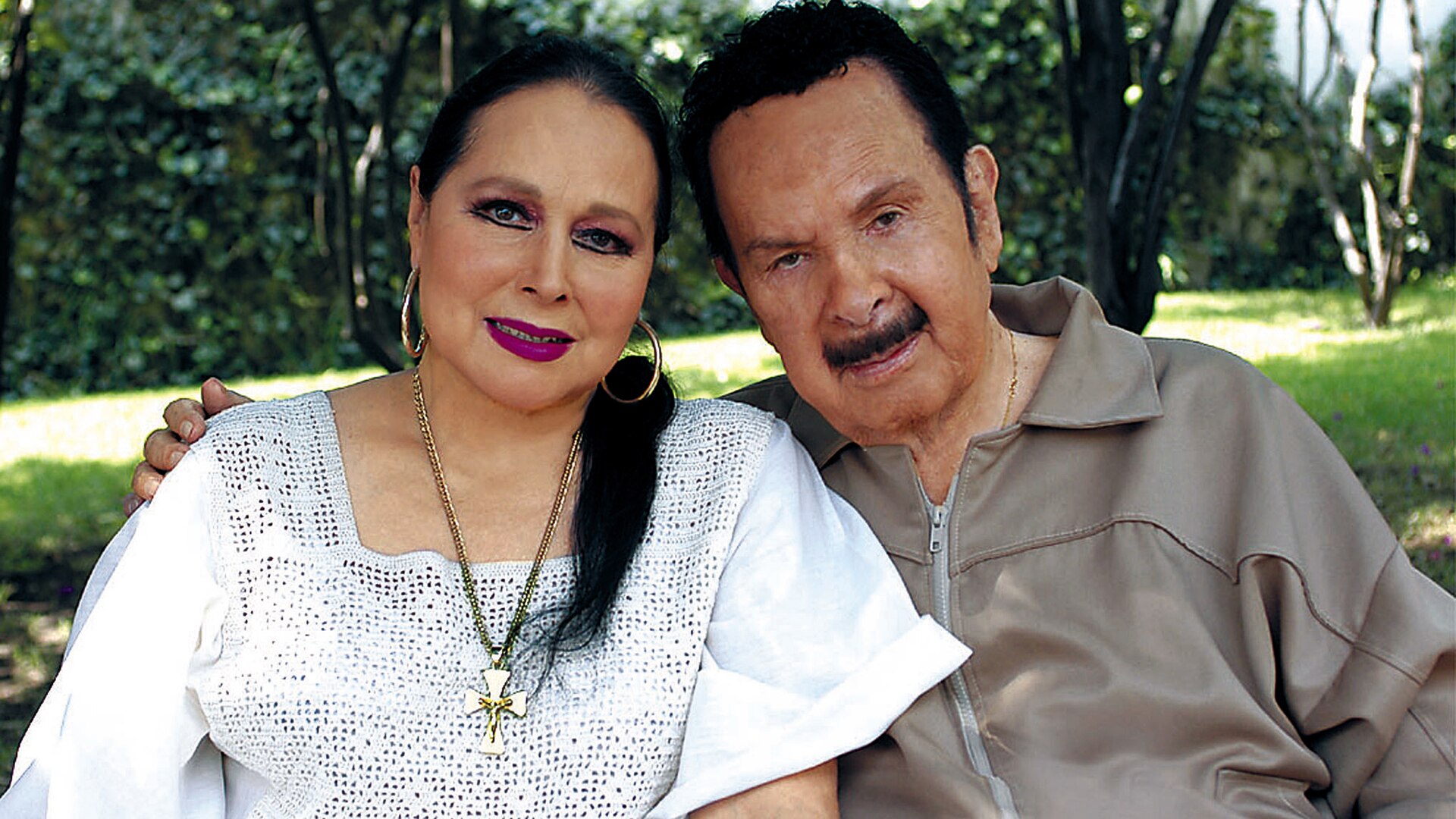 Watch Al Rojo Vivo Highlight: Sepultan a Flor Silvestre junto a los restos  de su esposo Antonio Aguilar 