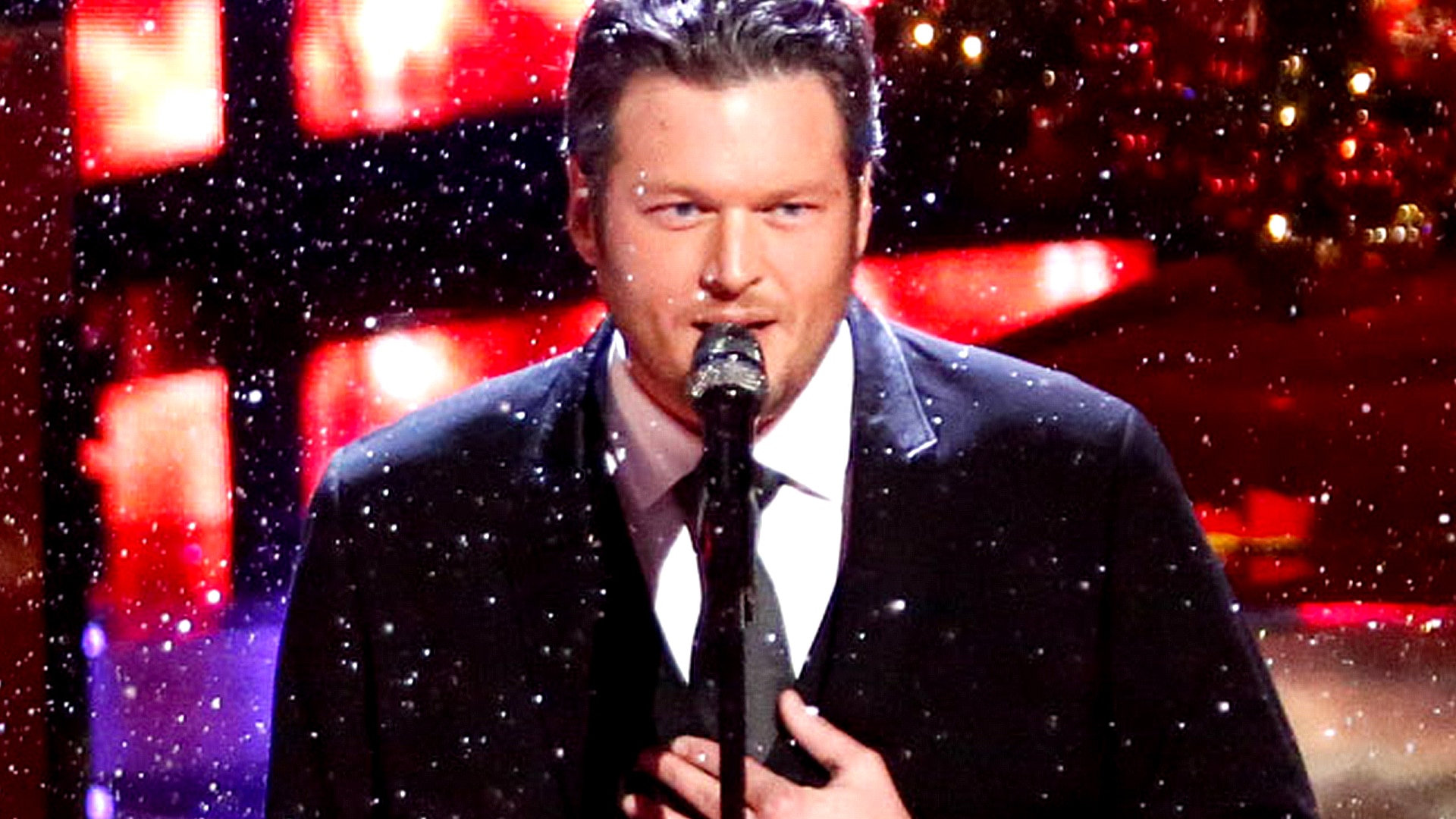 Watch The Voice Highlight Coach Blake Shelton Has His Team Sing Backup