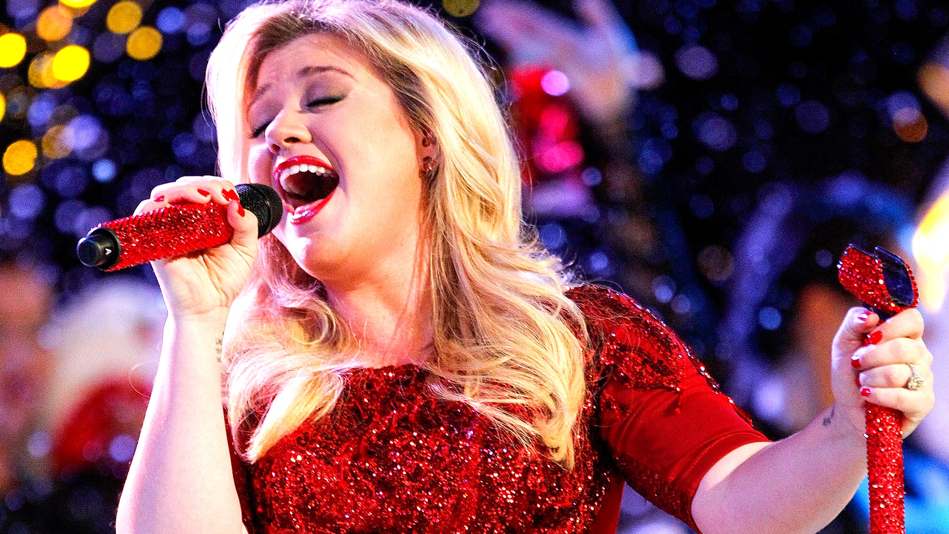 Watch The Voice Highlight: Kelly Clarkson Performs Her Holiday Single