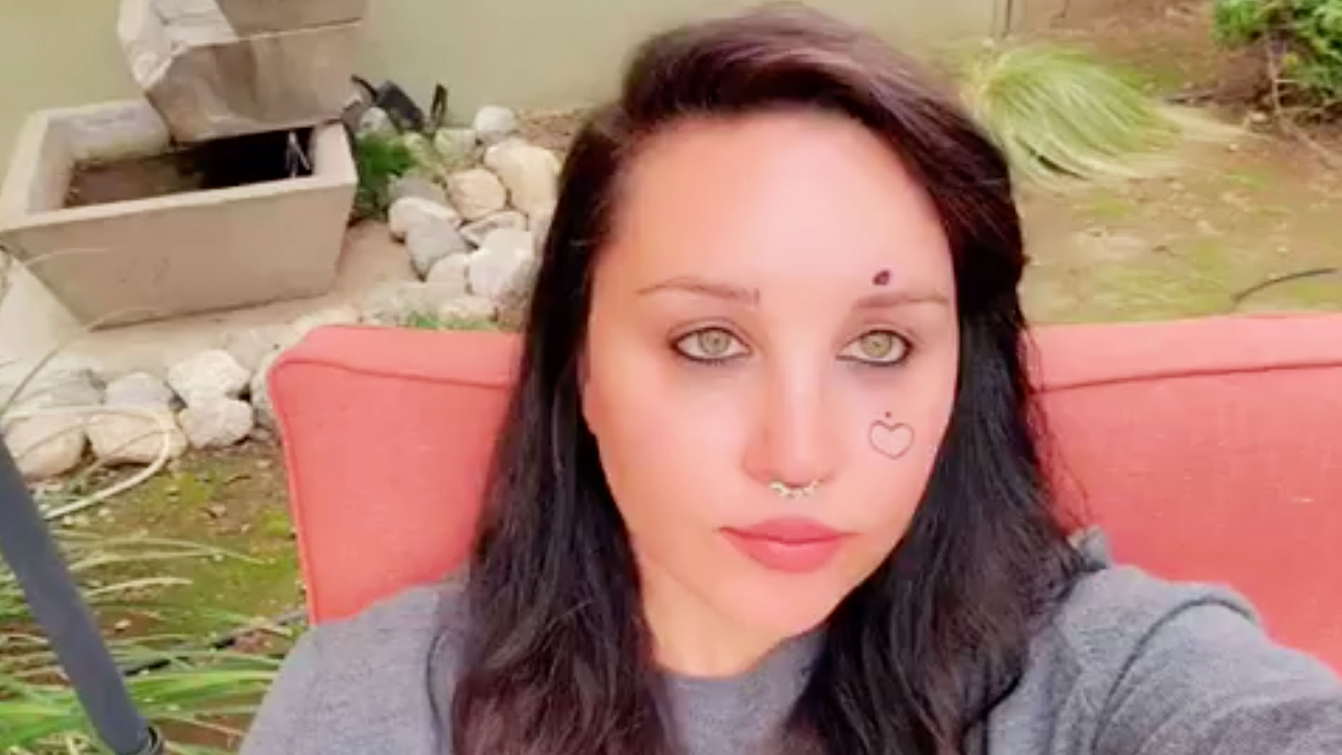 Amanda Kassiert Einen Spritzer Ins Gesicht