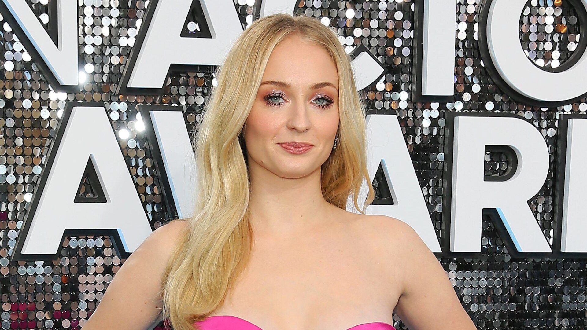 Watch Access Hollywood Interview Sophie Turner Claps Back At Fan Who(02)