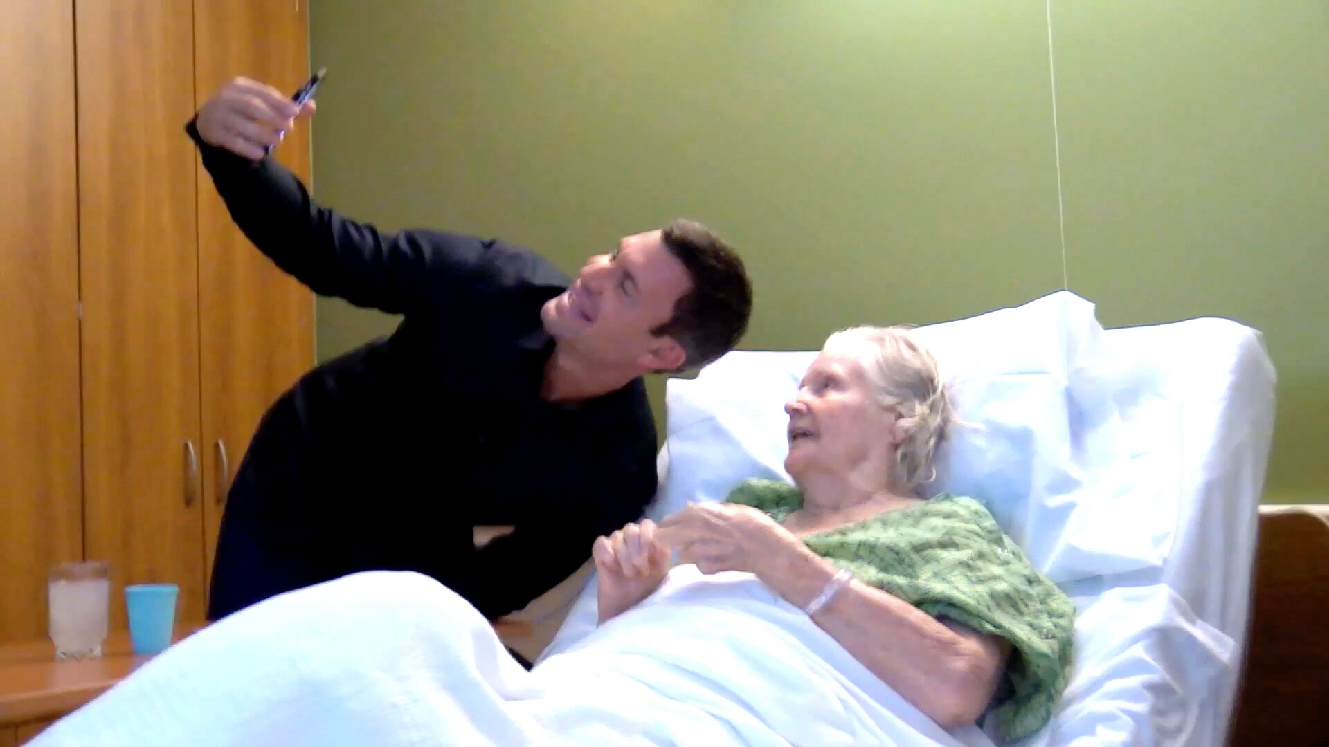 Watch Flipping Out Sneak Peek Monroe FaceTimes With Jeff's Grandmother(01)
