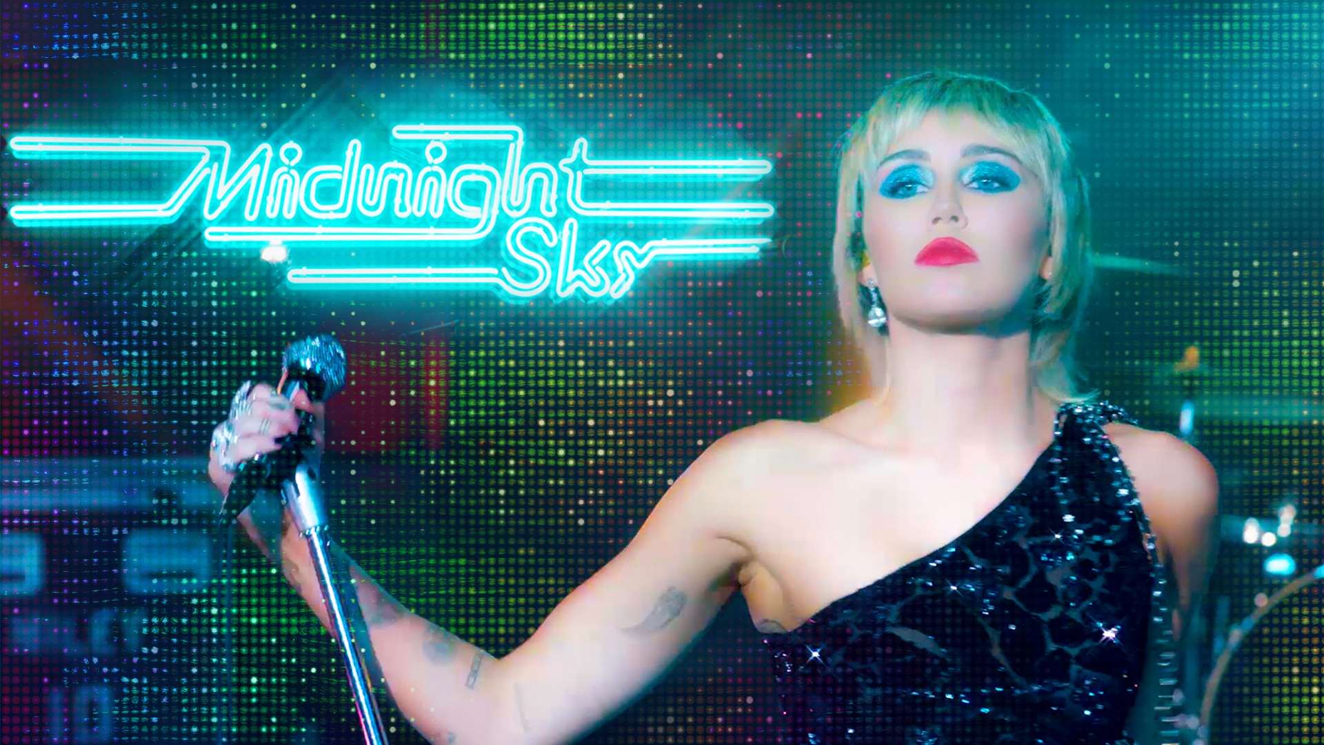 Miley Cyrus Midnight Sky : Miley Cyrus's Designer Outfits in "Midnight Sky" Music ... : Miley cyrus — midnight sky (муз тв неспиннер 2020).