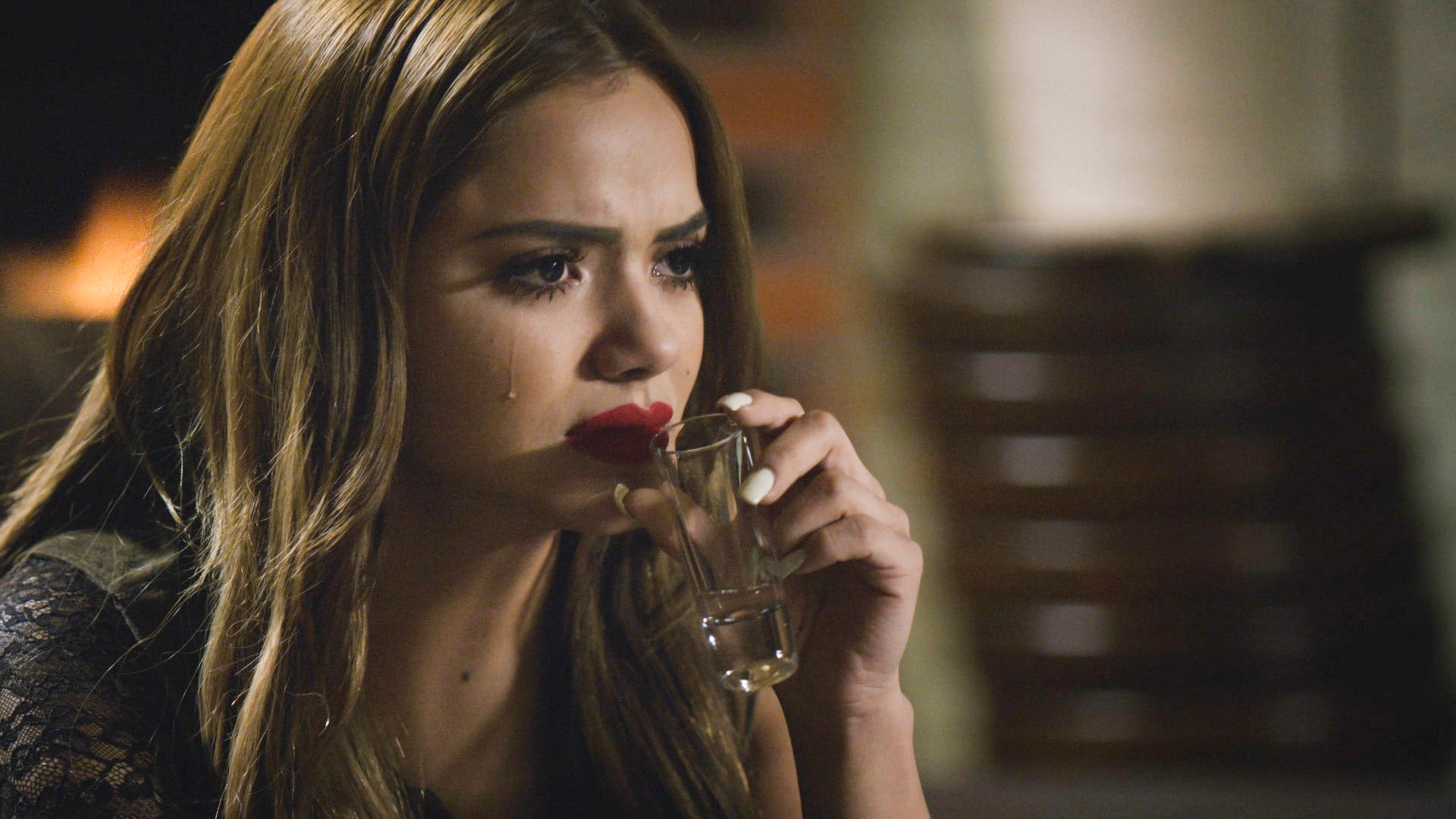 Watch Falsa Identidad Episode: El mundo de Circe se derrumba - NBC.com