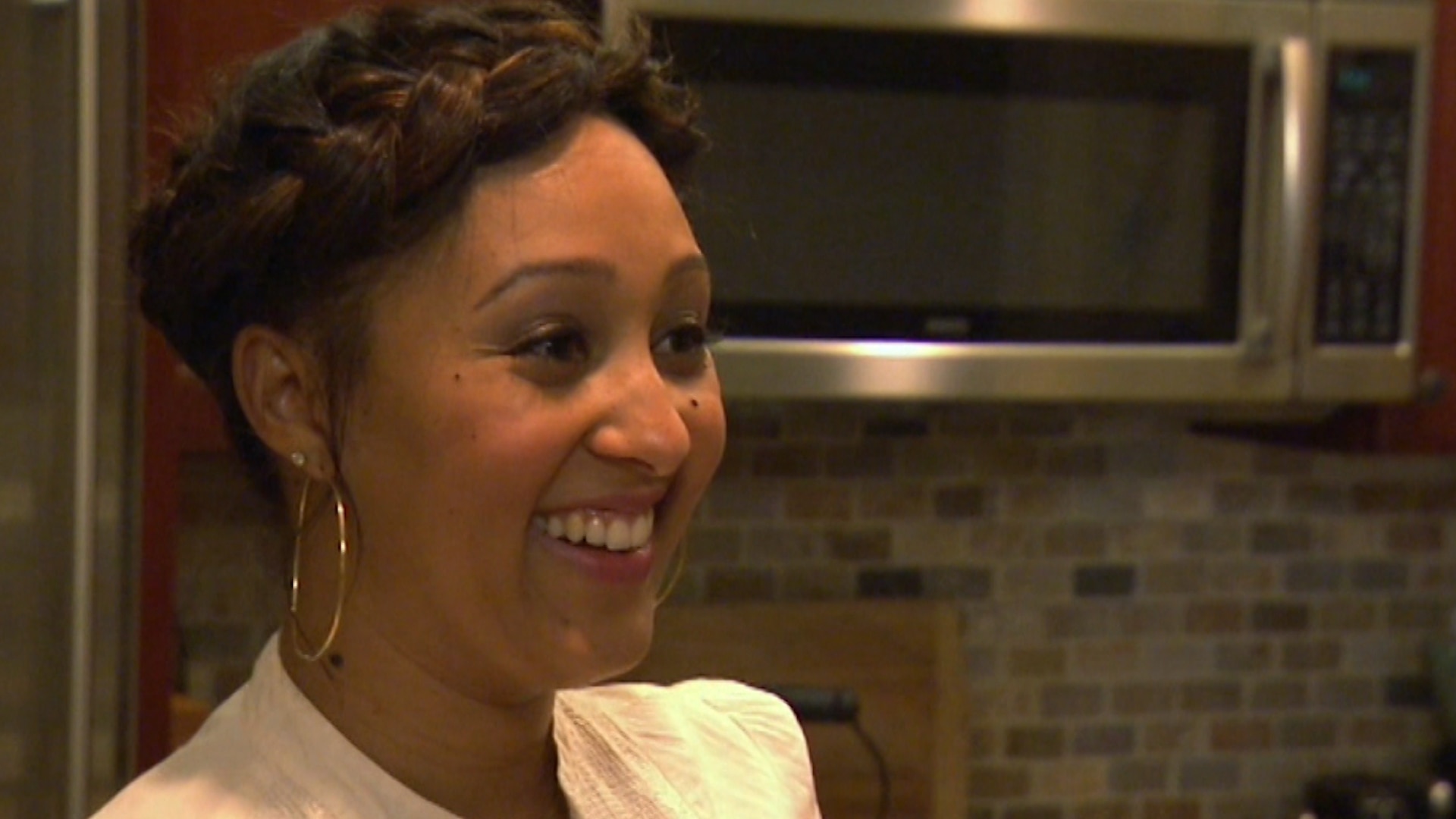 Watch Tia & Tamera Episode: The House Always Wins - NBC.com