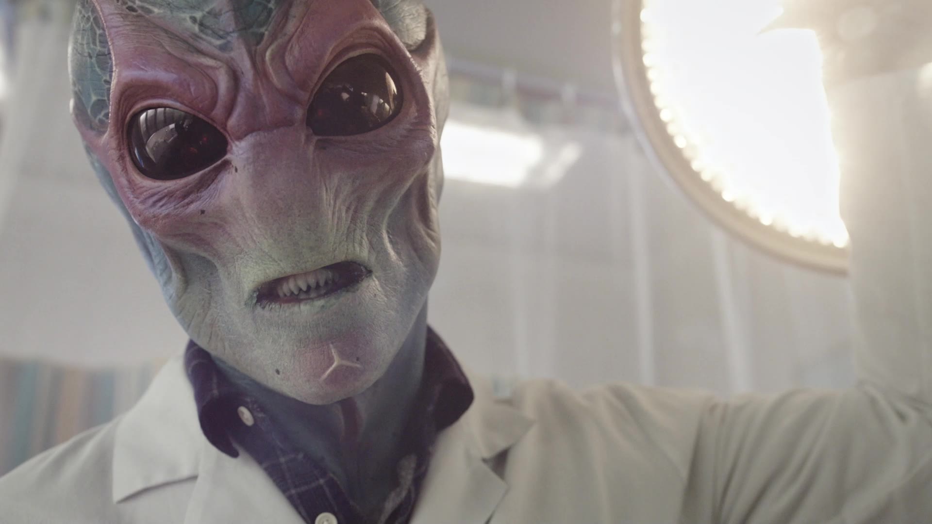 Watch Resident Alien Sneak Peek: Do aliens bite? | Episode 102 Preview