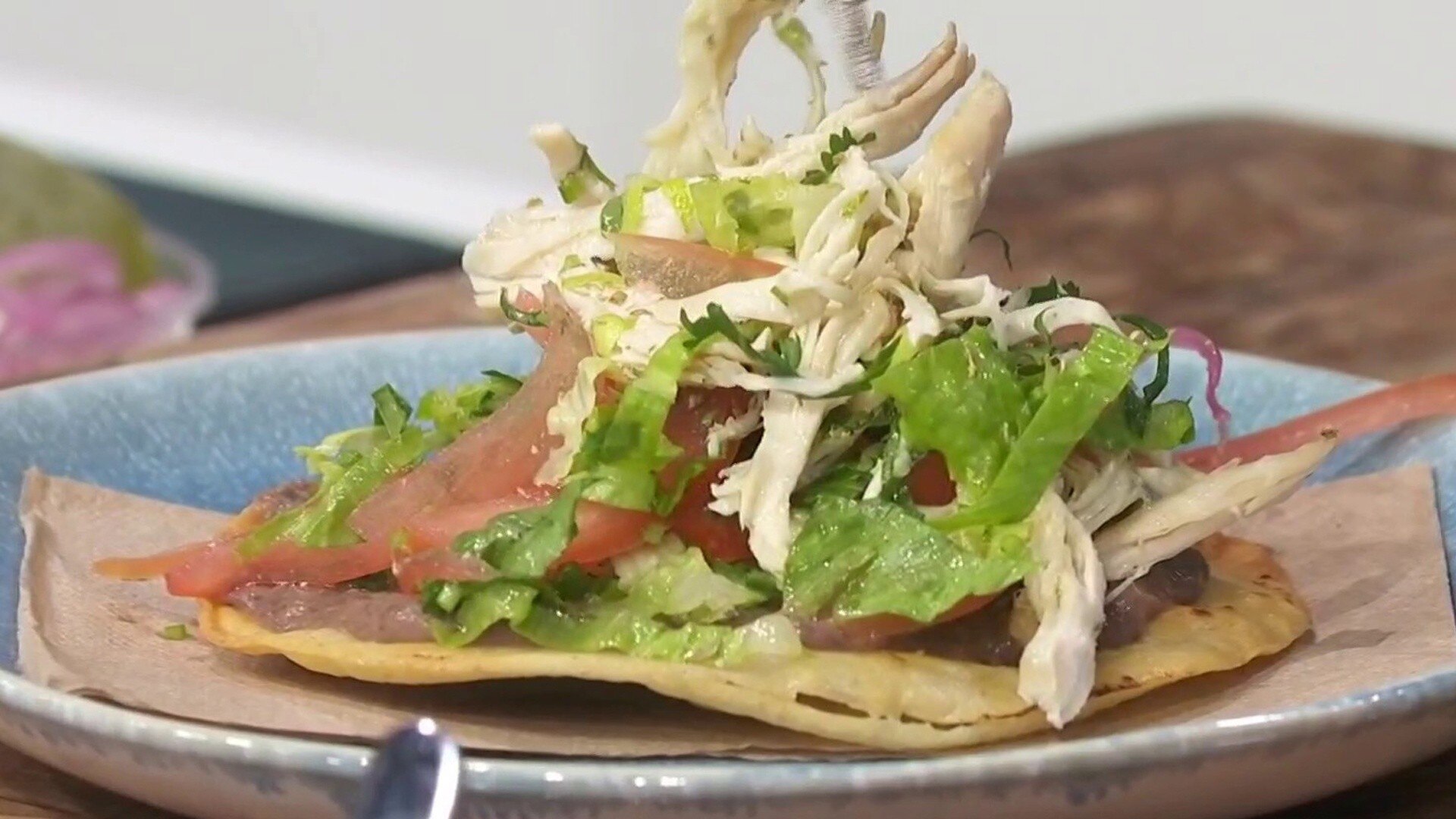 Watch Hoy Día Highlight: Disfruta de una comida fresca y sabrosa con esta  receta de tostadas de salpicón de pollo 