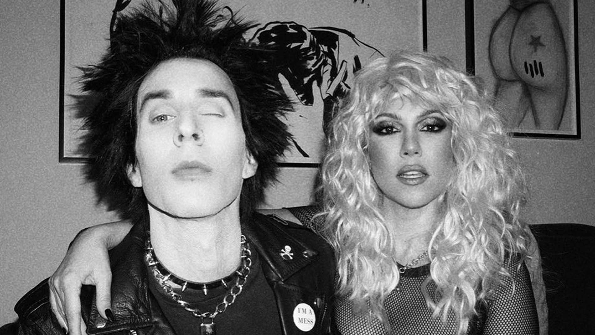 Watch Access Hollywood Highlight Kourtney Kardashian Travis Barker Go Full Punk As Sid Nancy In Spot On Halloween Costumes Nbc Com