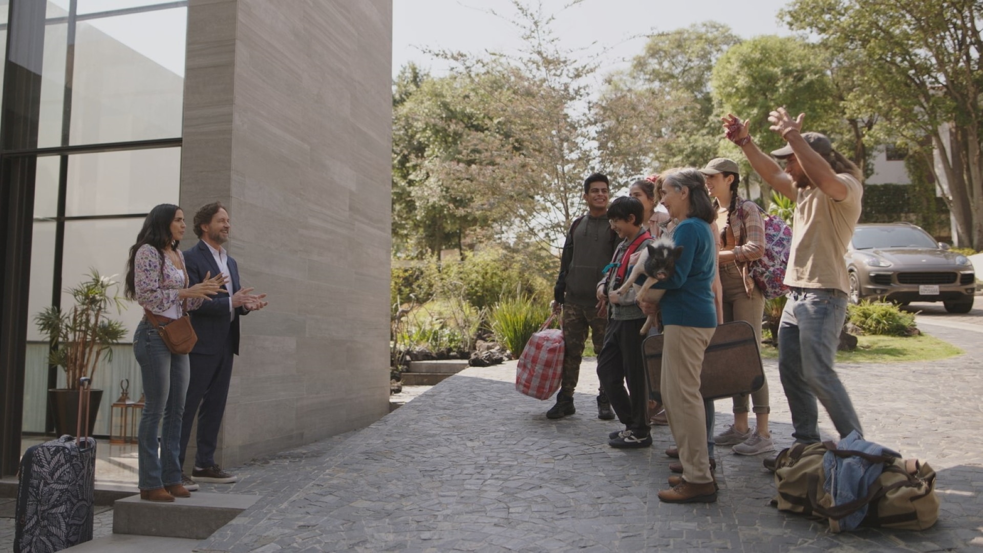 Watch Parientes a la Fuerza Episode Familia