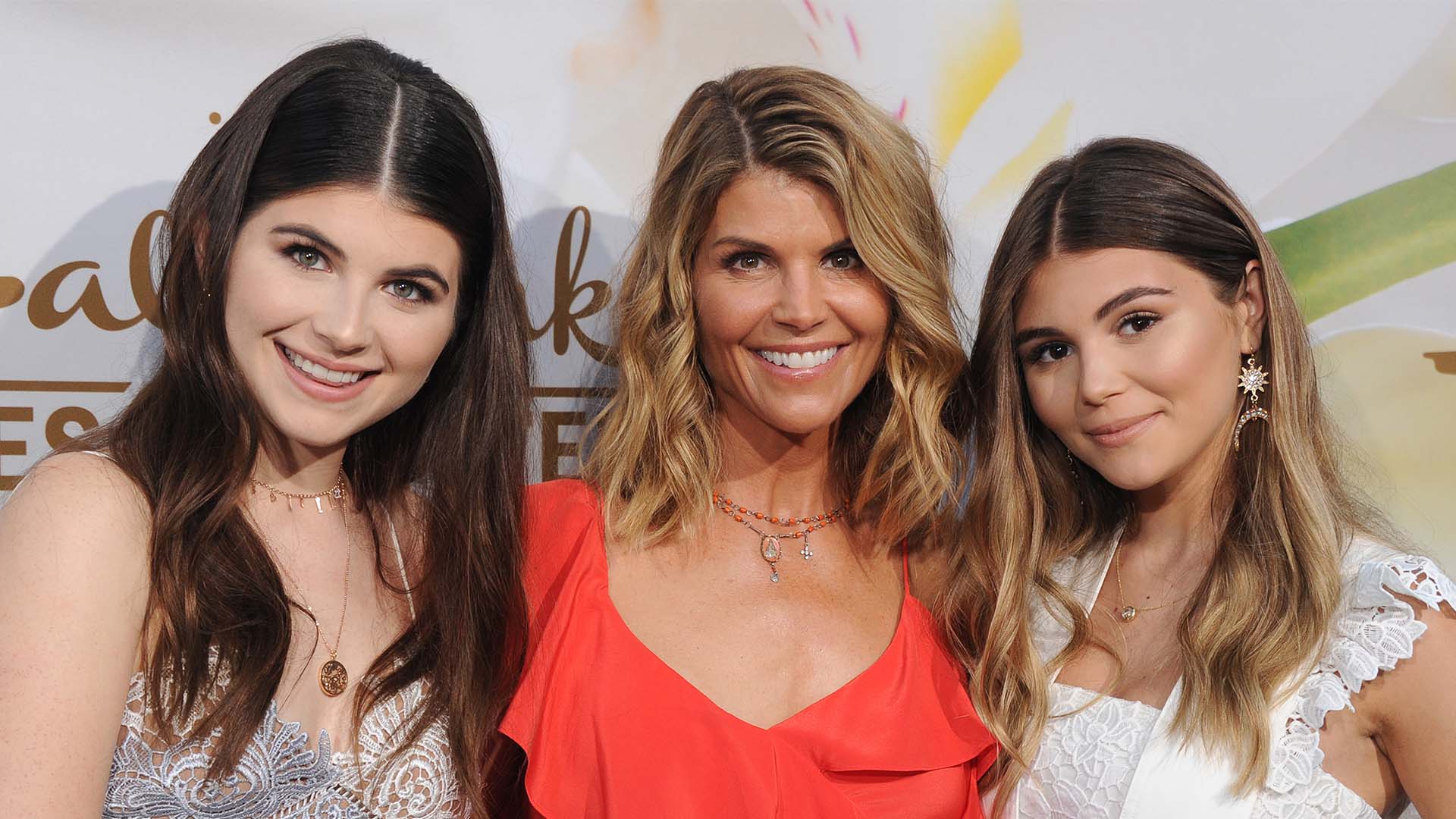 Watch Access Hollywood Highlight Olivia Jade And Sister Bella Defend Mom Lori Loughlin After 3257