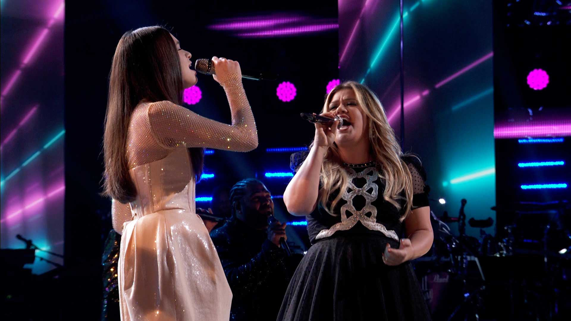 Watch The Voice Highlight: Coach Kelly Clarkson Duets with Hailey Mia ...