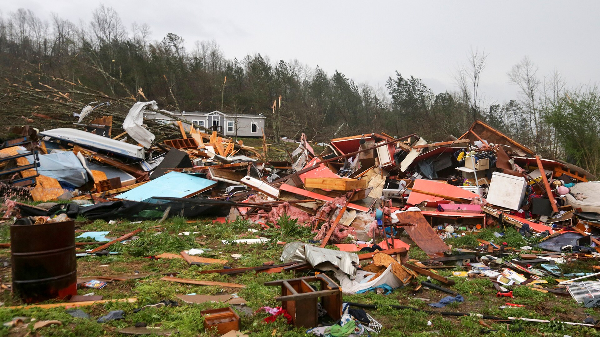 Watch Hoy Día Highlight Tornados en Alabama dejan a su paso muerte