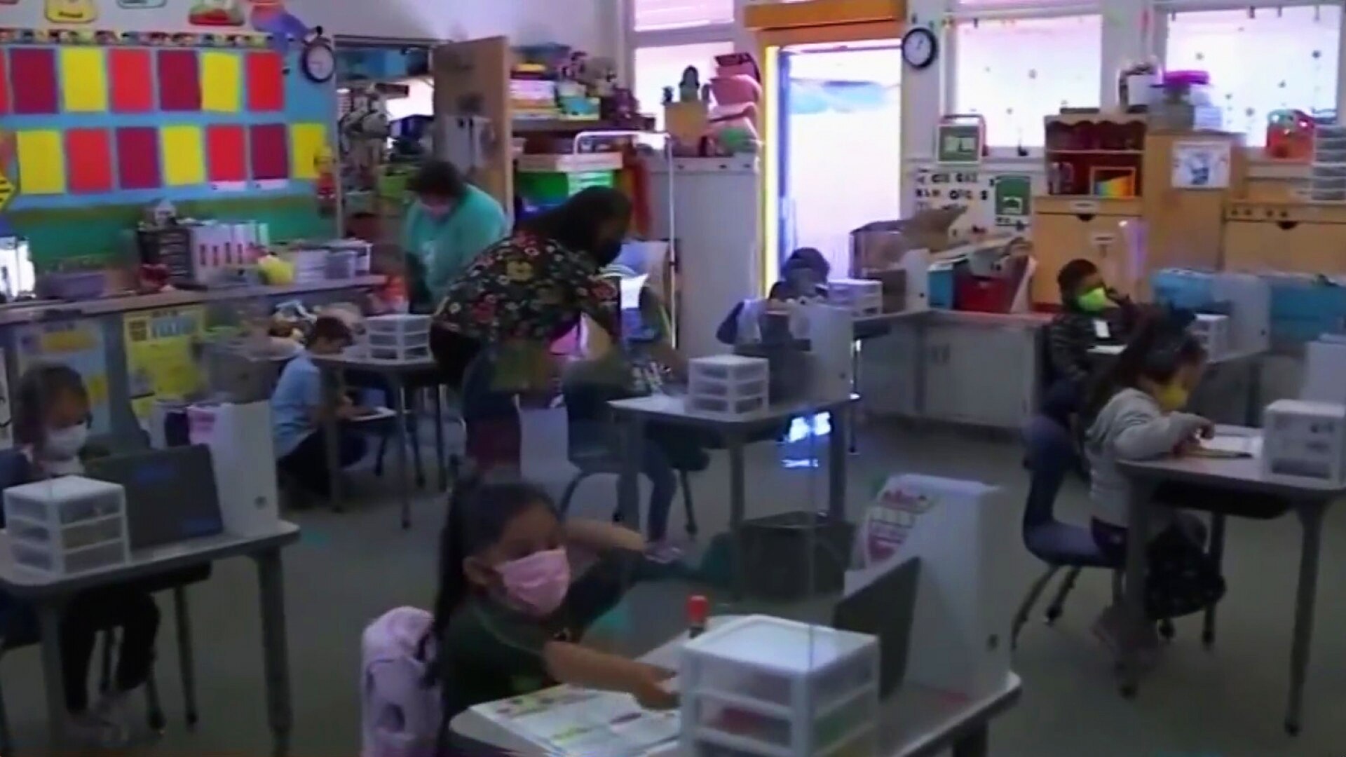 Watch Hoy Día Highlight Escuelas siguen estrictos protocolos contra el