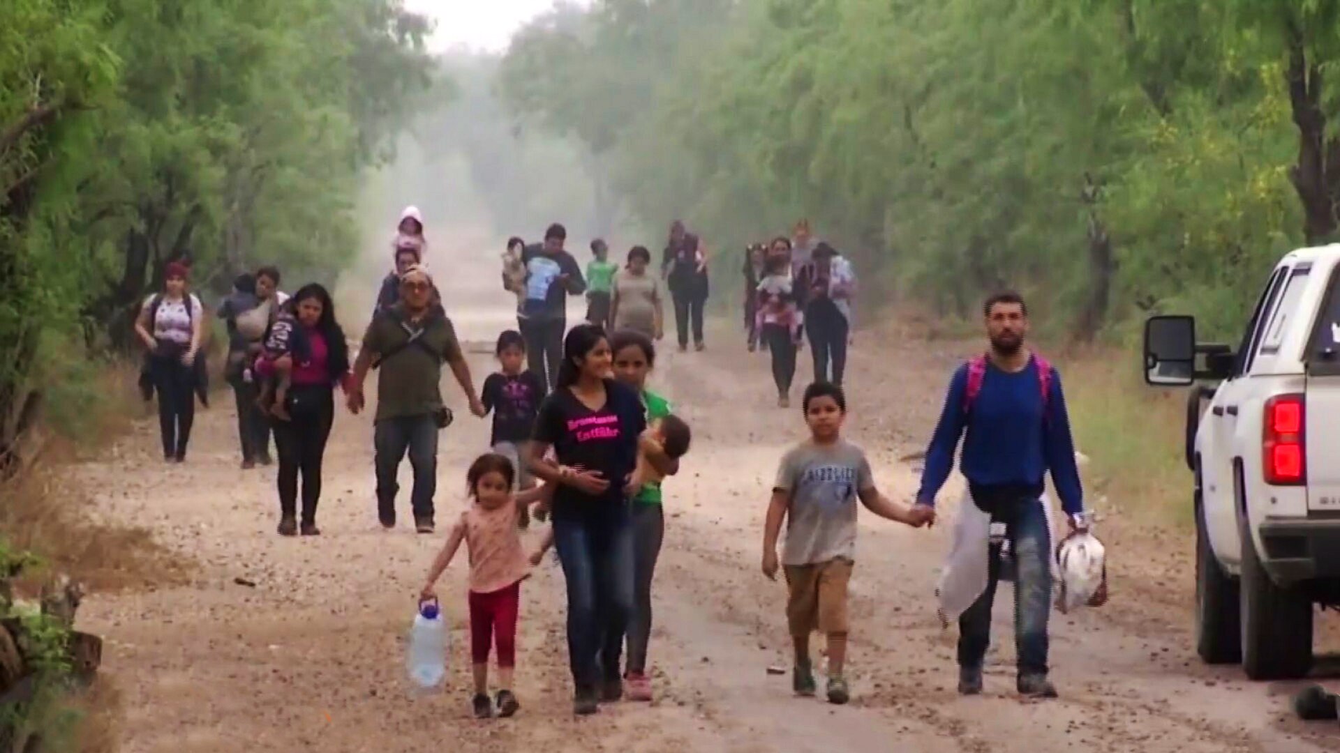 Watch Hoy Día Highlight Cerca de 300 inmigrantes llegan a La Joya en