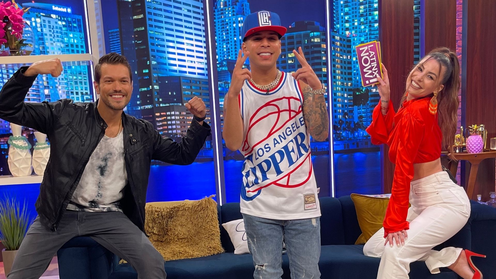 Watch Latinx Now! Highlight Kevvo confiesa mandarle 'DMs' a Becky G